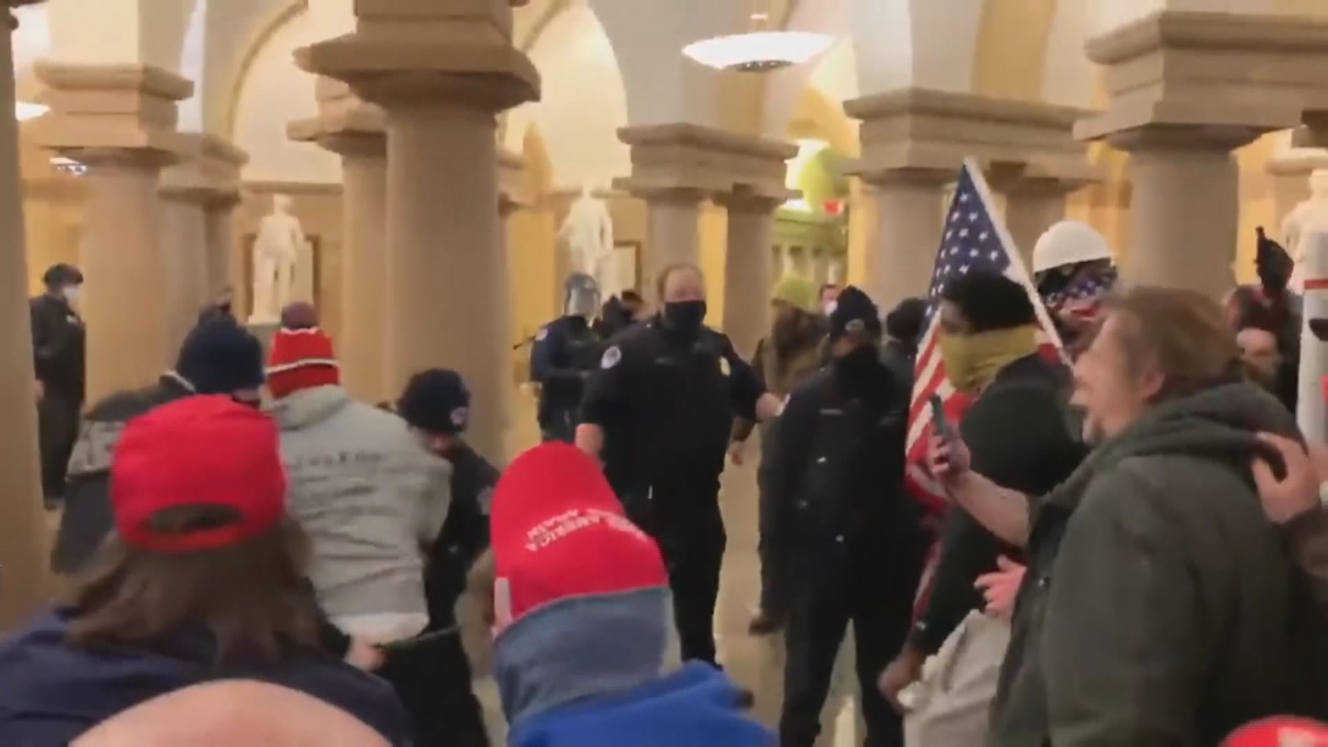 美國示威者闖入國會導致認證大選結果會議暫停