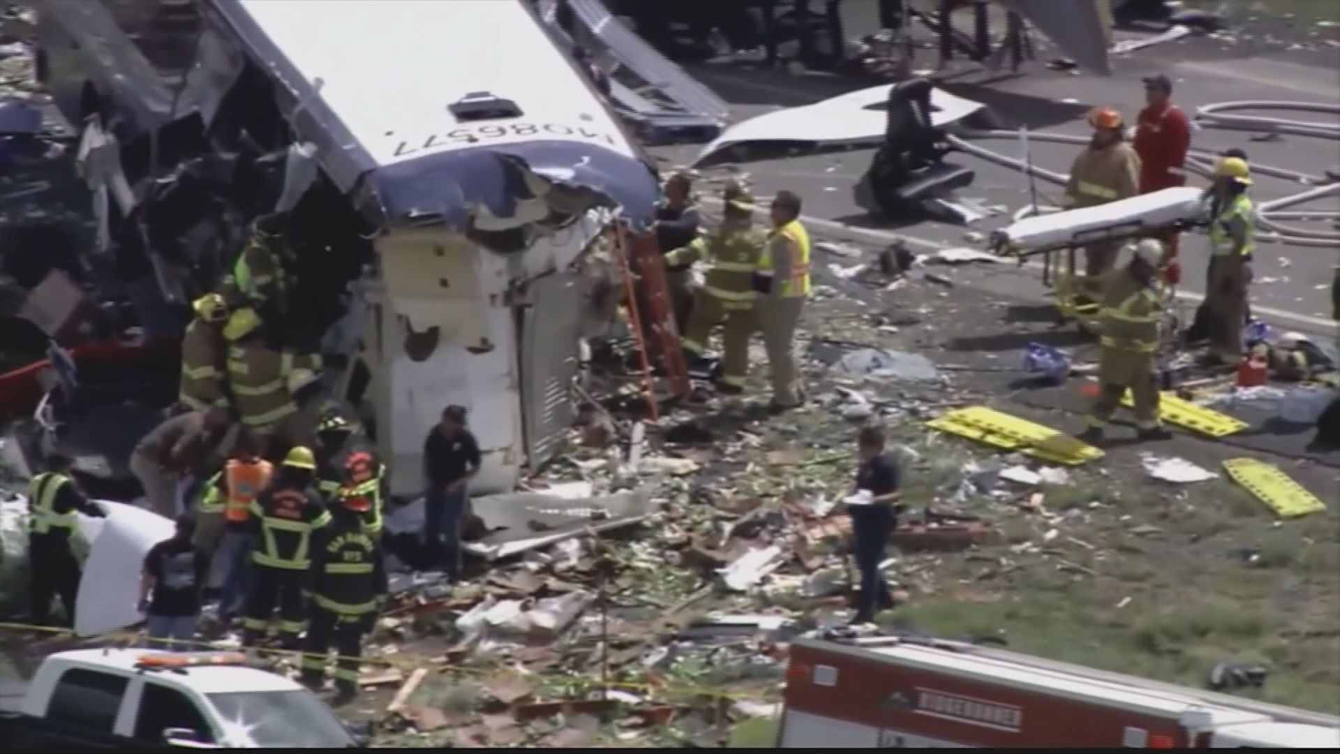 新墨西哥州貨櫃車長途巴相撞7死多人傷