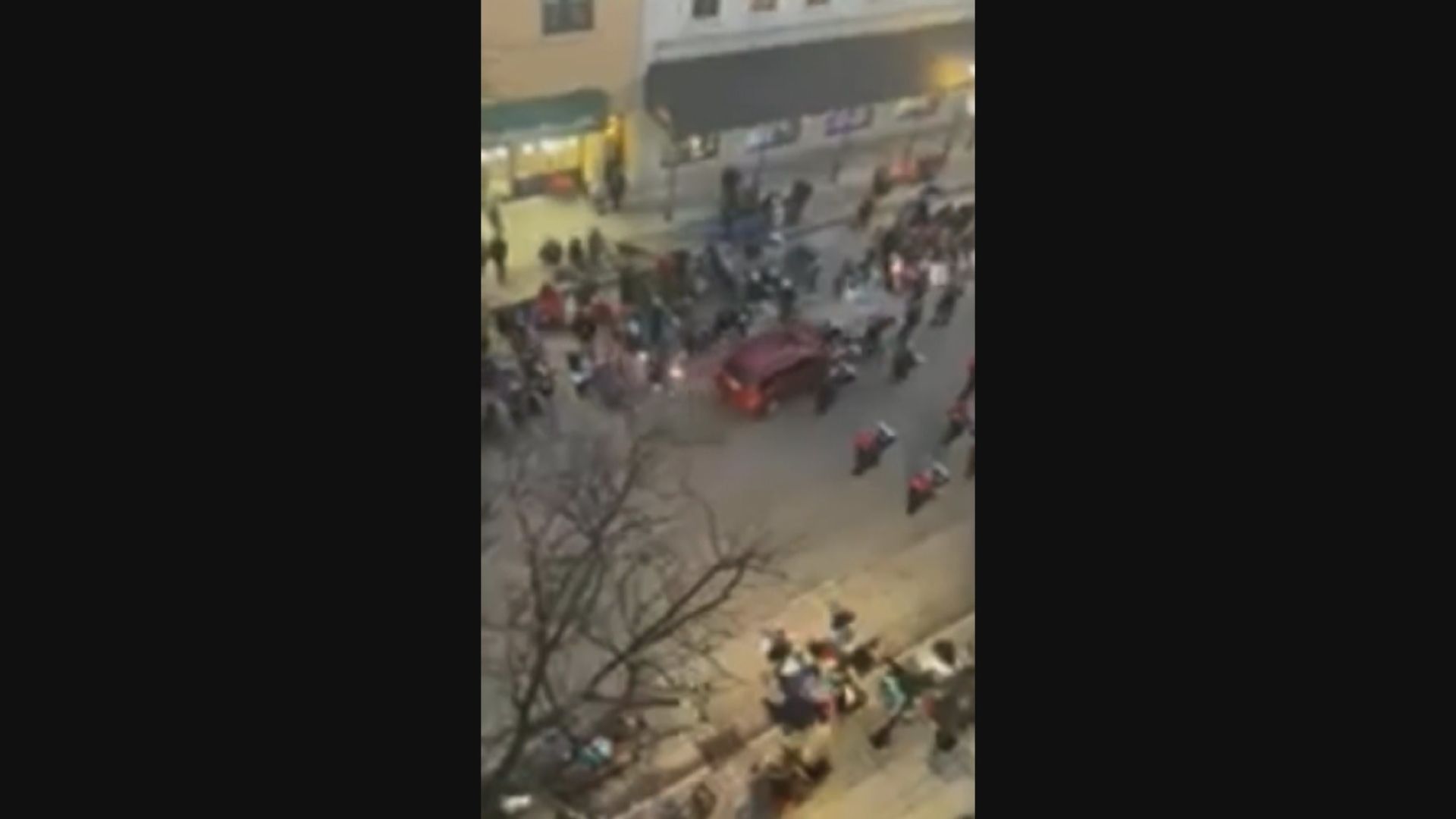 美國威斯康星州有汽車撞入聖誕巡遊隊伍　1死逾20人受傷