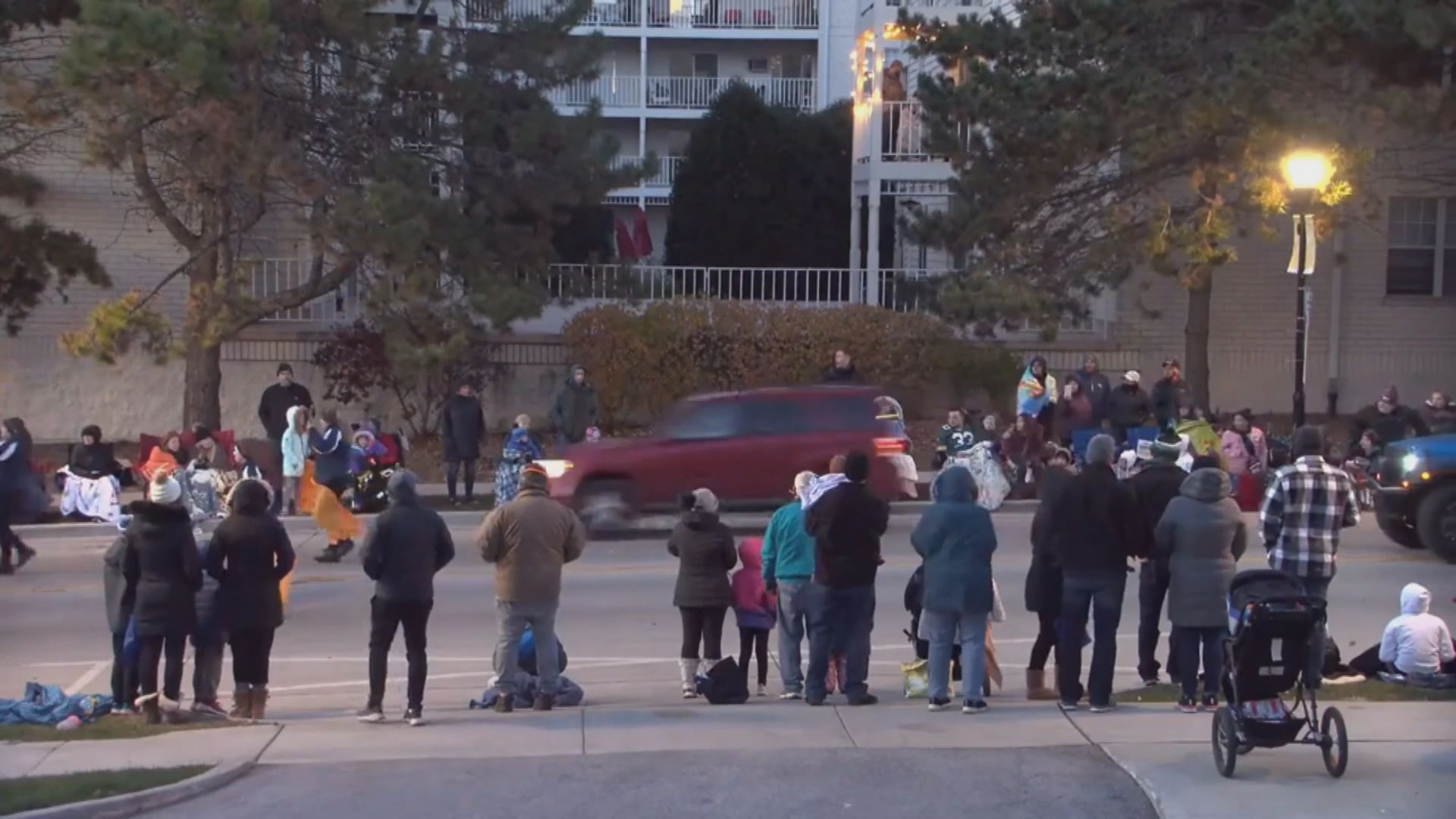 美威斯康星州汽車衝向聖誕巡遊隊伍　至少5死40傷