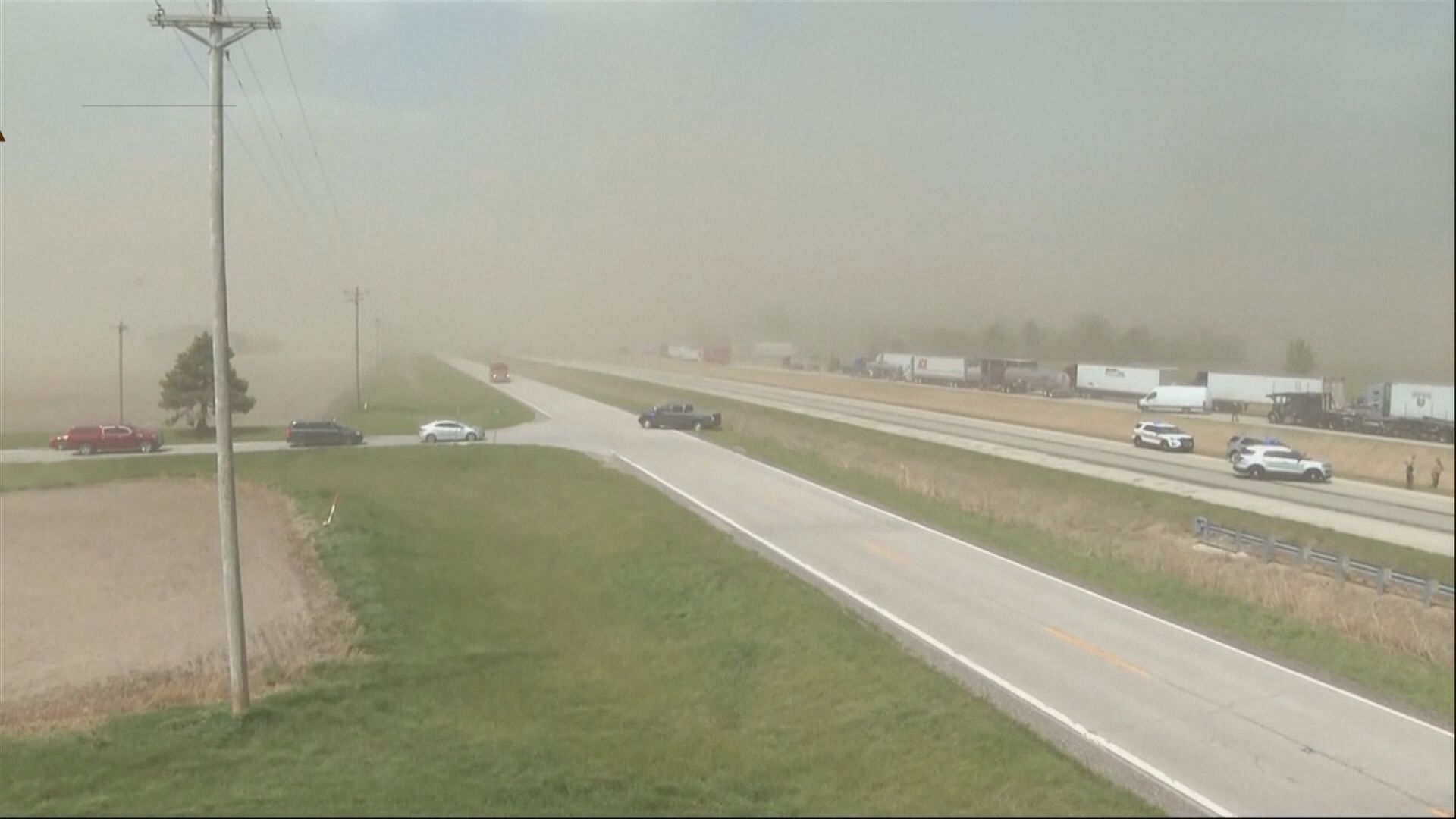 美國沙塵暴致近80部車連環相撞　至少6人死亡