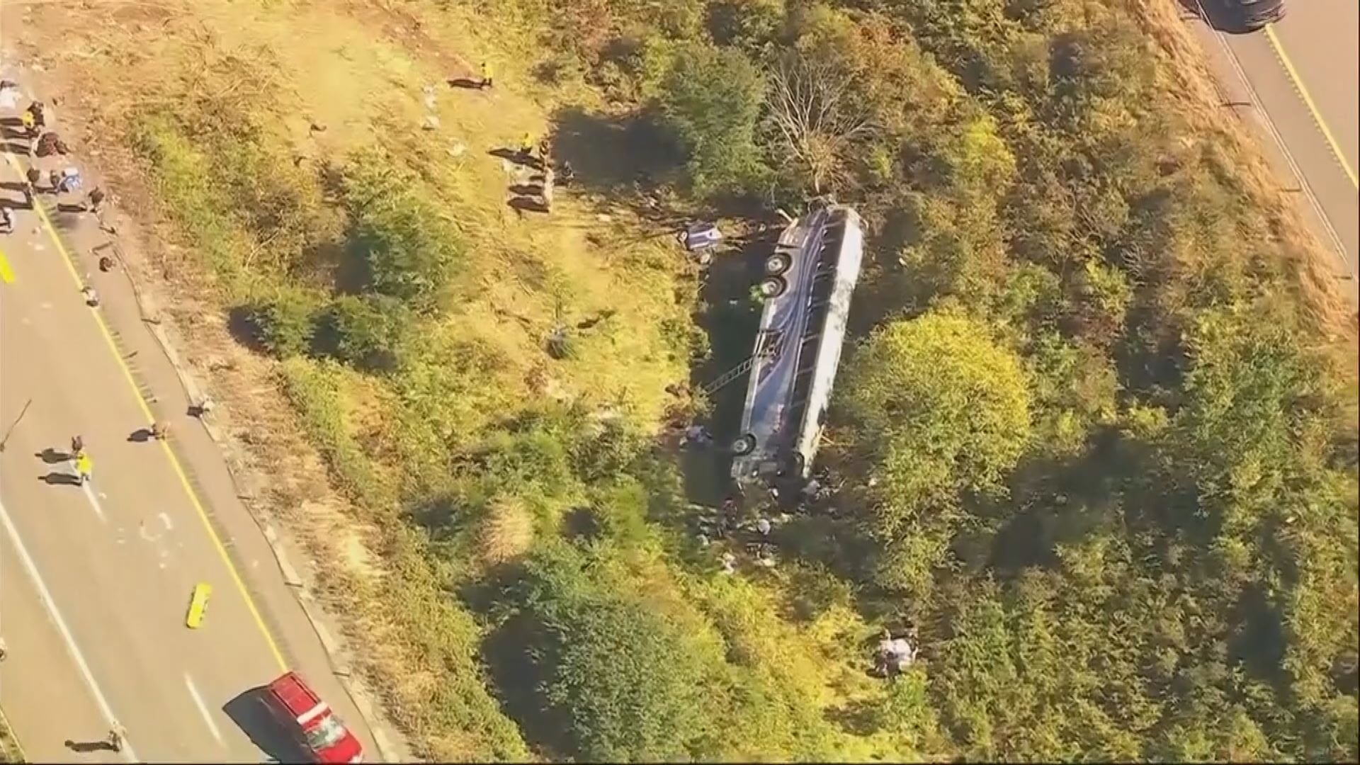 紐約旅遊巴衝出公路翻側造成2人死亡