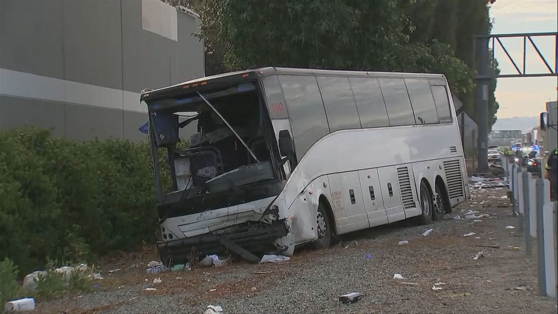 美國洛杉磯有旅遊巴與汽車相撞　釀1死32傷