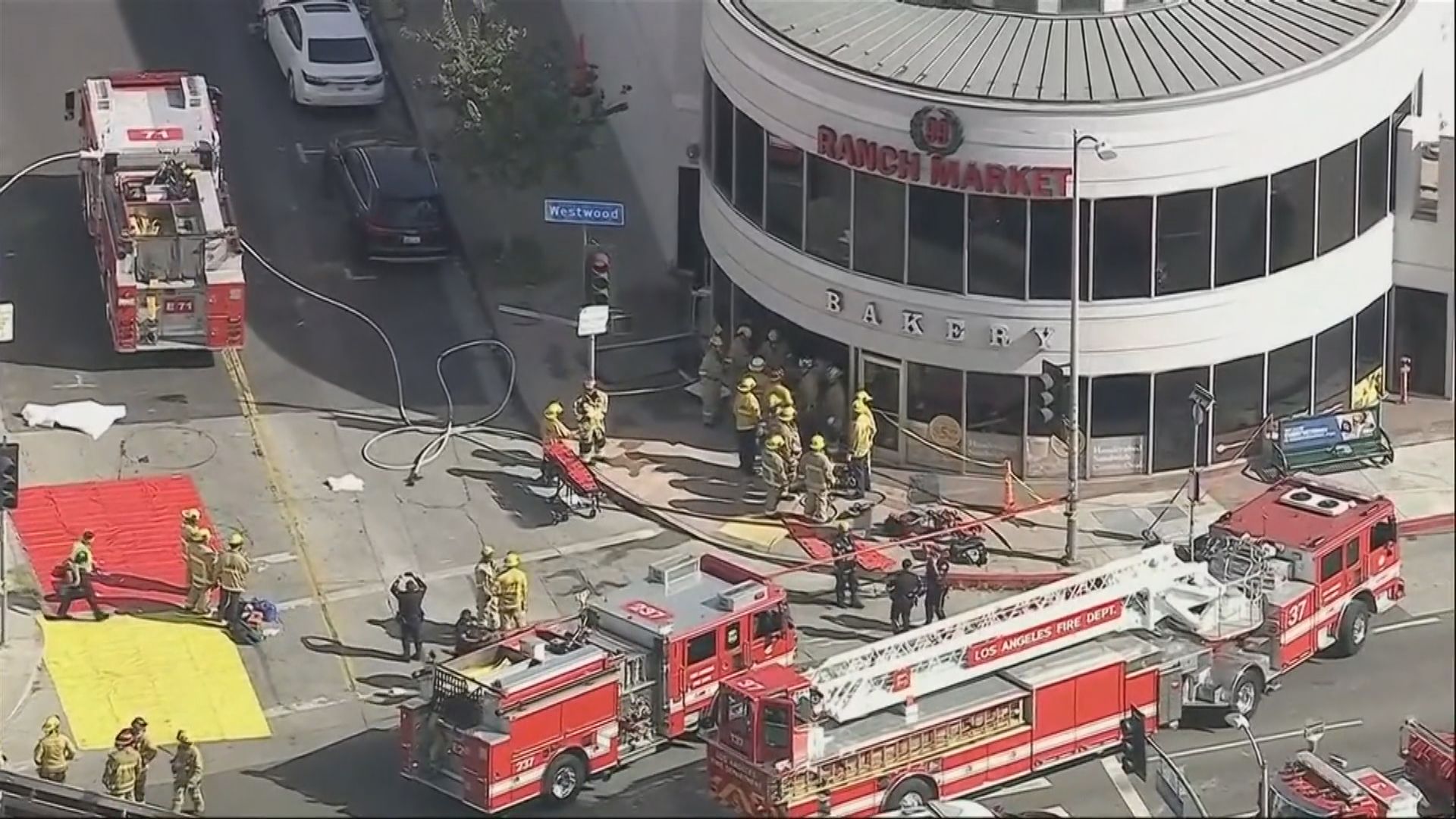 洛杉磯有汽車撞入超市　致3死6傷