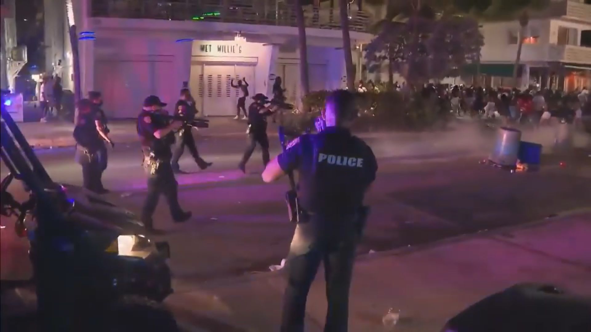 美國邁阿密海灘實施宵禁令