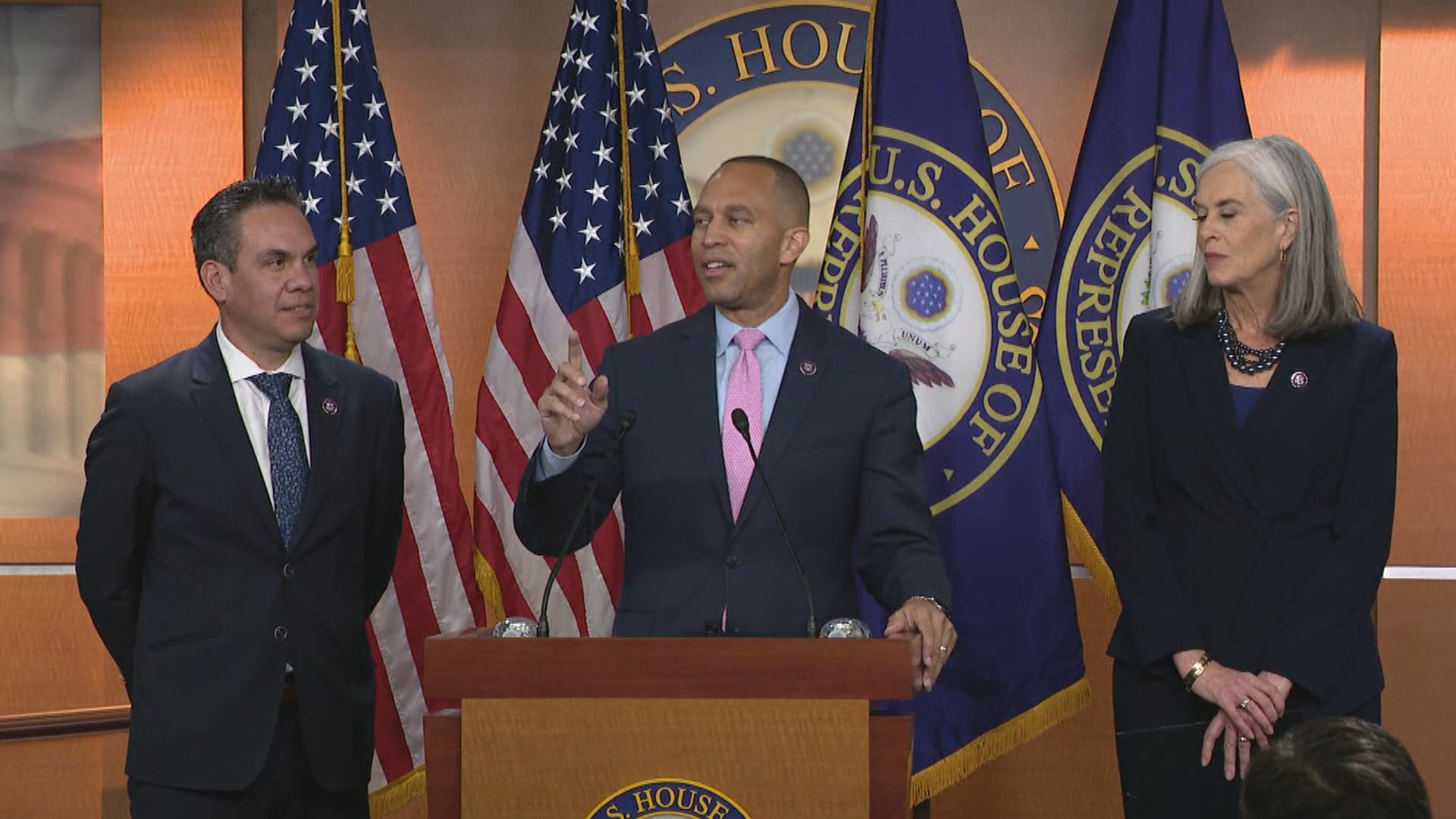 傑弗里斯成為首位擔任美國國會黨團領袖的非裔人士