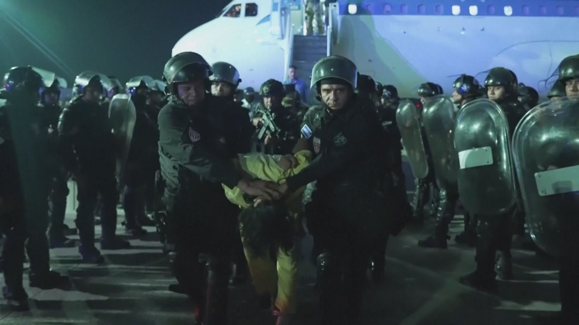 逾二百委內瑞拉人被美國驅逐送抵薩爾瓦多　薩總統嘲美法官太遲頒禁令