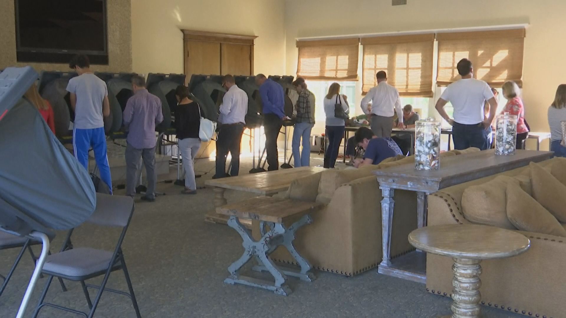 美國中期選舉　桑德斯卡恩順利於參議院連任