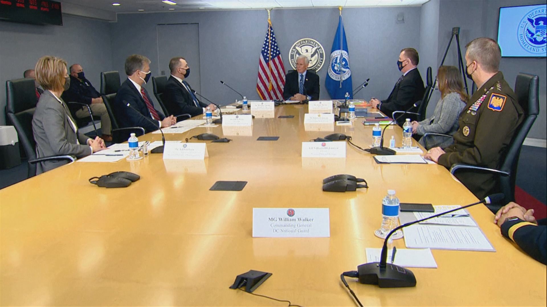 聯邦調查局局長稱正追查發動暴力抗議威脅言論