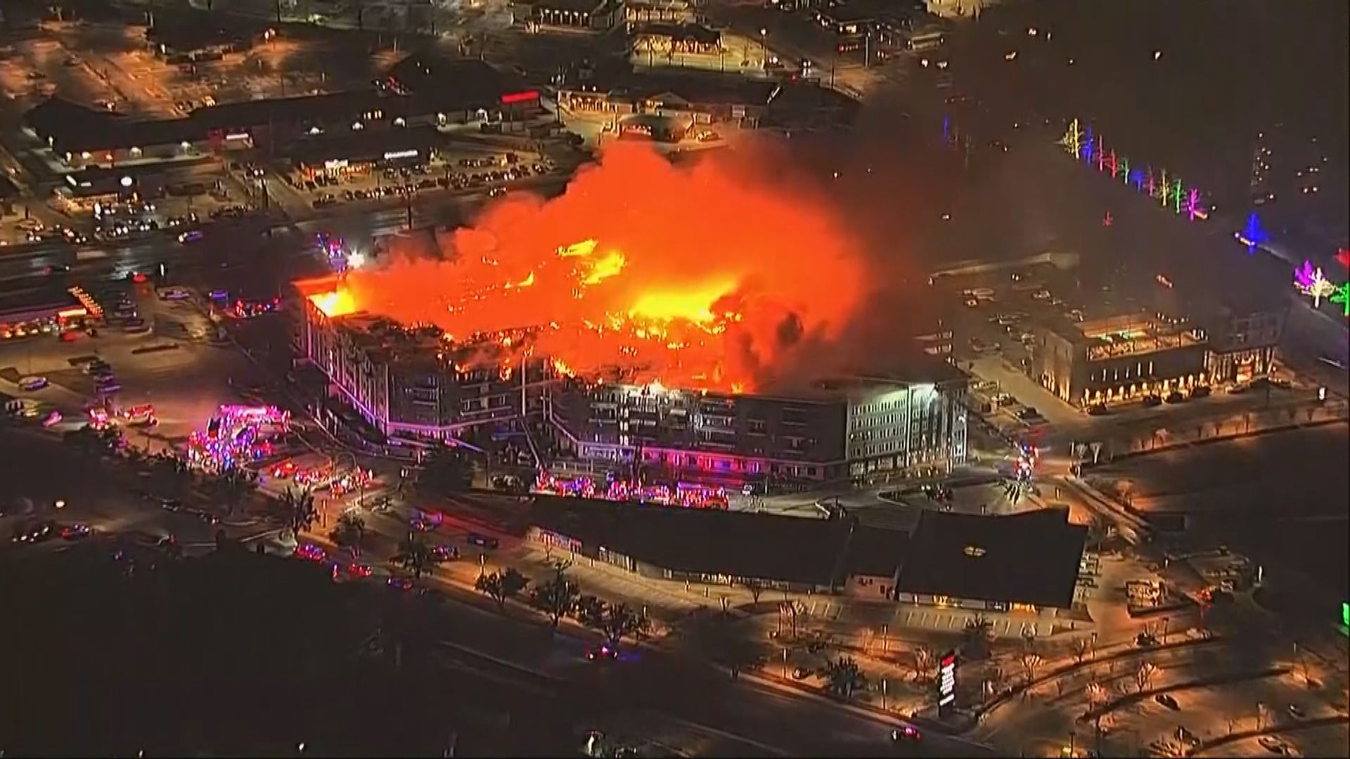 美國俄克拉荷馬州住宅大樓起火　燃燒逾十小時