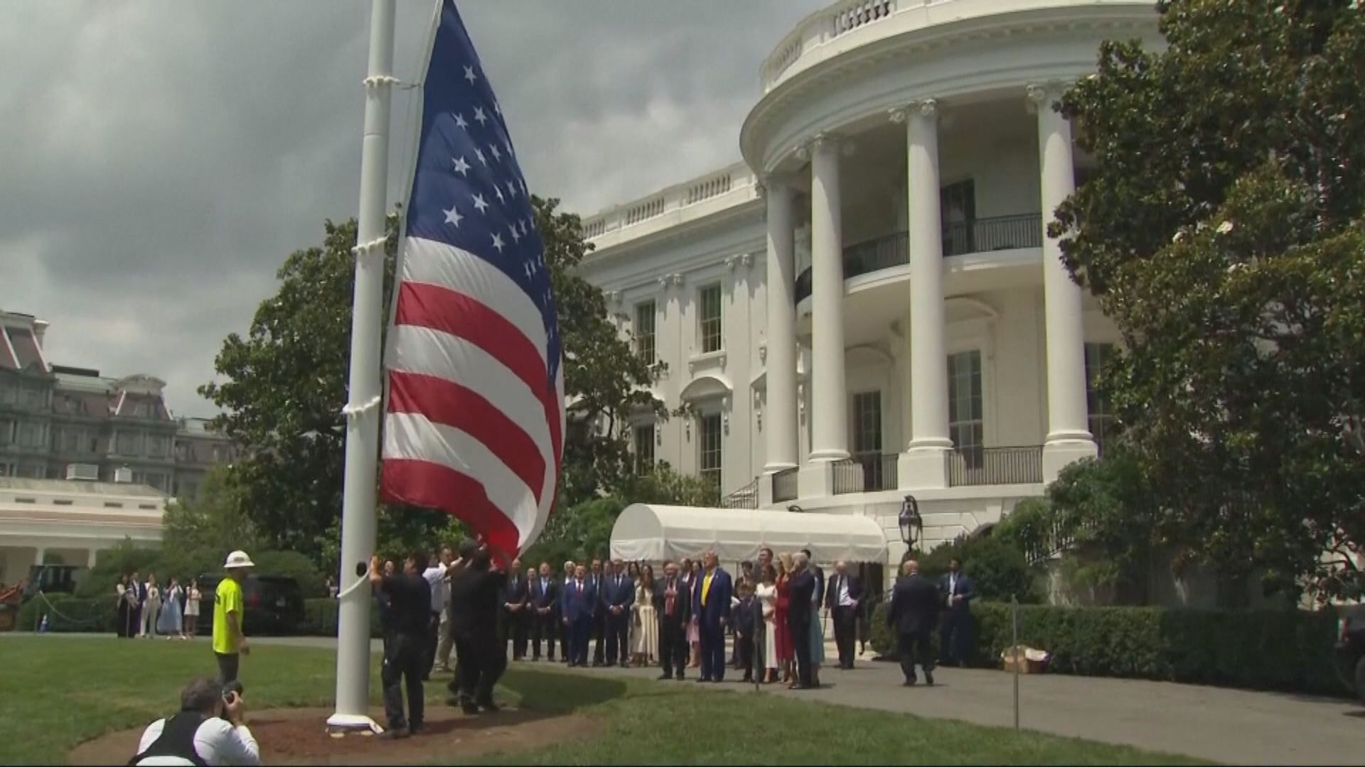 特朗普立Flag｜自費五萬美元　為白宮安裝27米巨型美國國旗