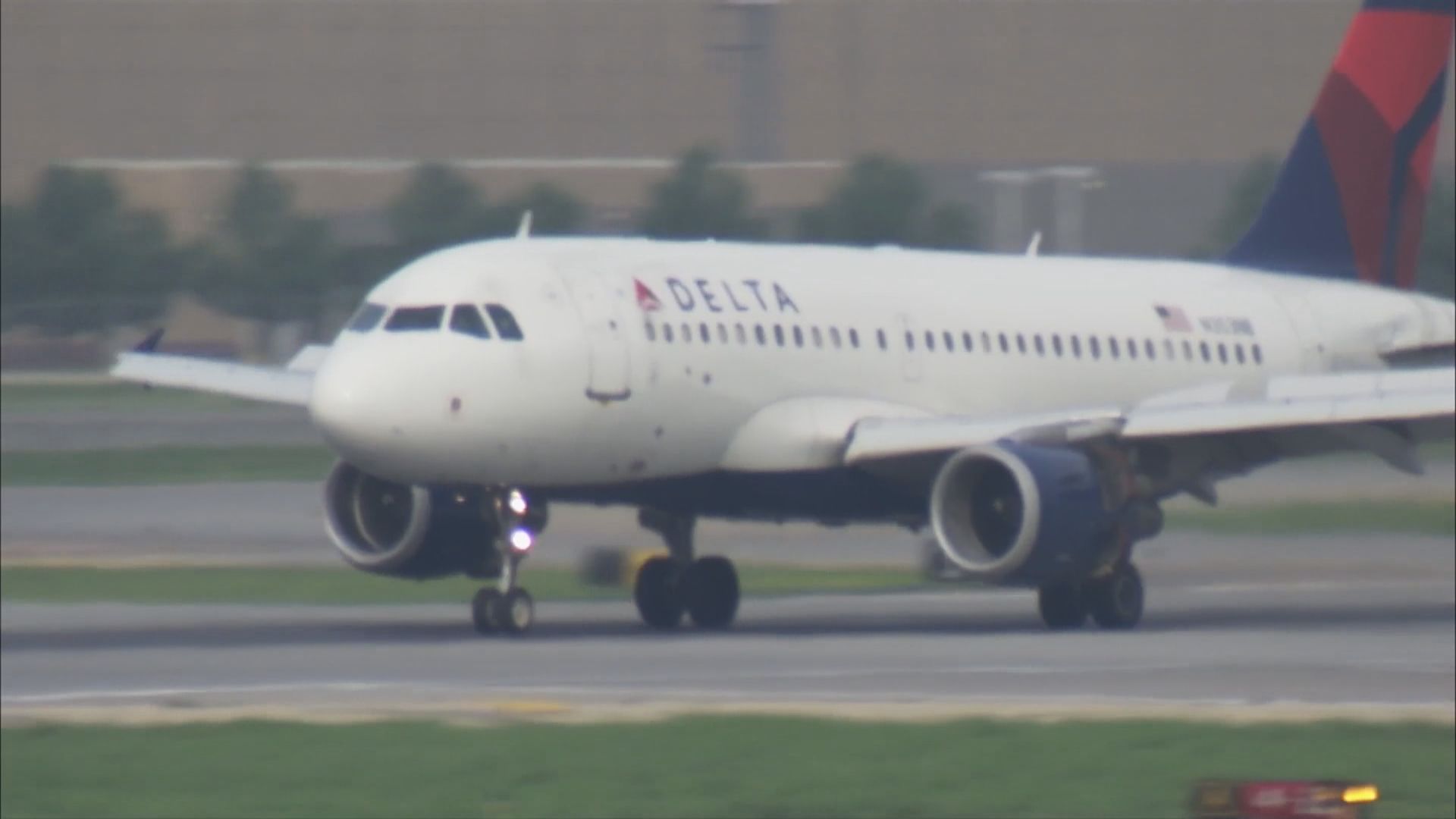 美國有客機起飛途中幾乎與軍機相撞