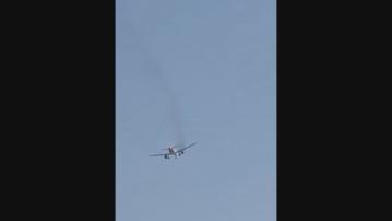 美國航空一架客機飛行途中引擎起火冒煙　折返拉斯維加斯