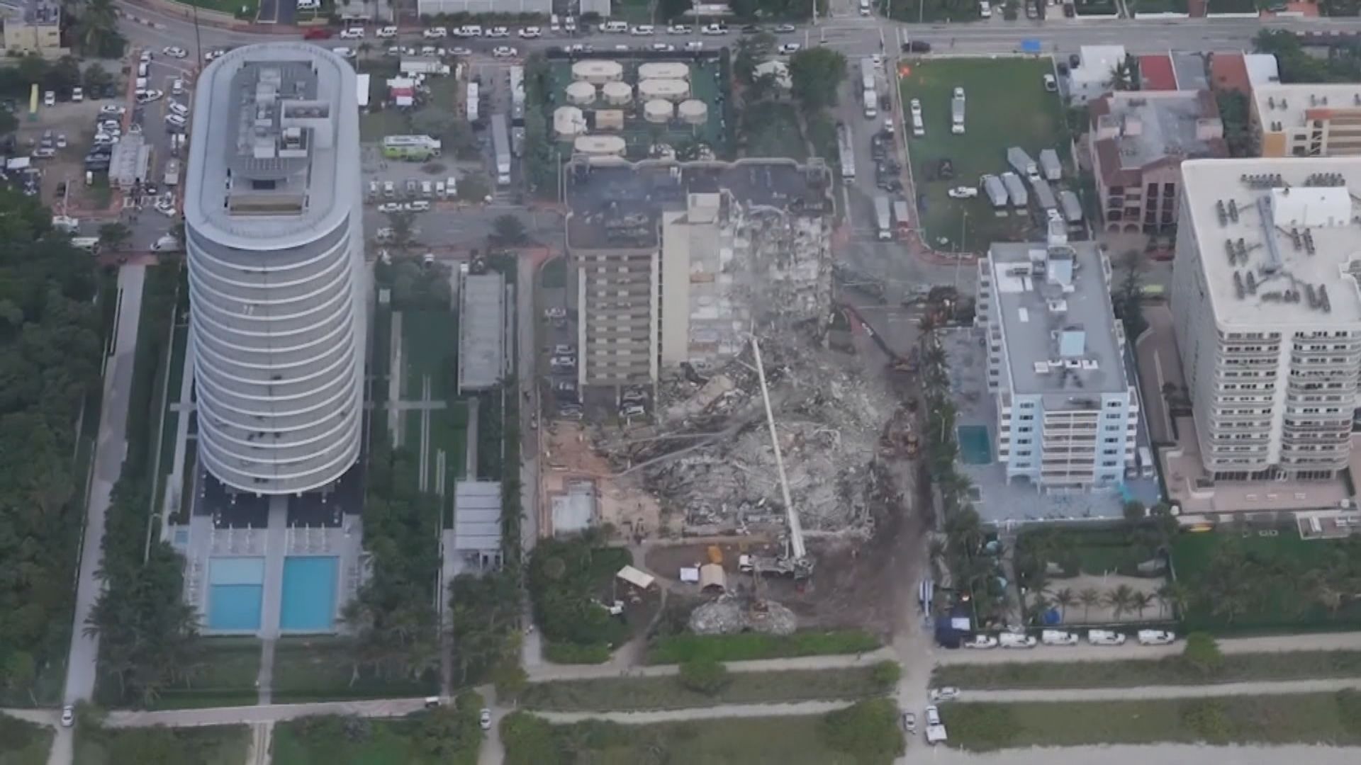 佛州住宅大樓倒塌現場冒出濃煙　當局未找到火源