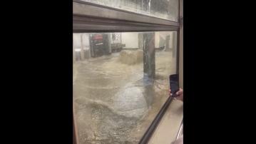 美國紐約地鐵站遭雨水倒灌變「水舞間」　新澤西州洪水氾濫致兩死