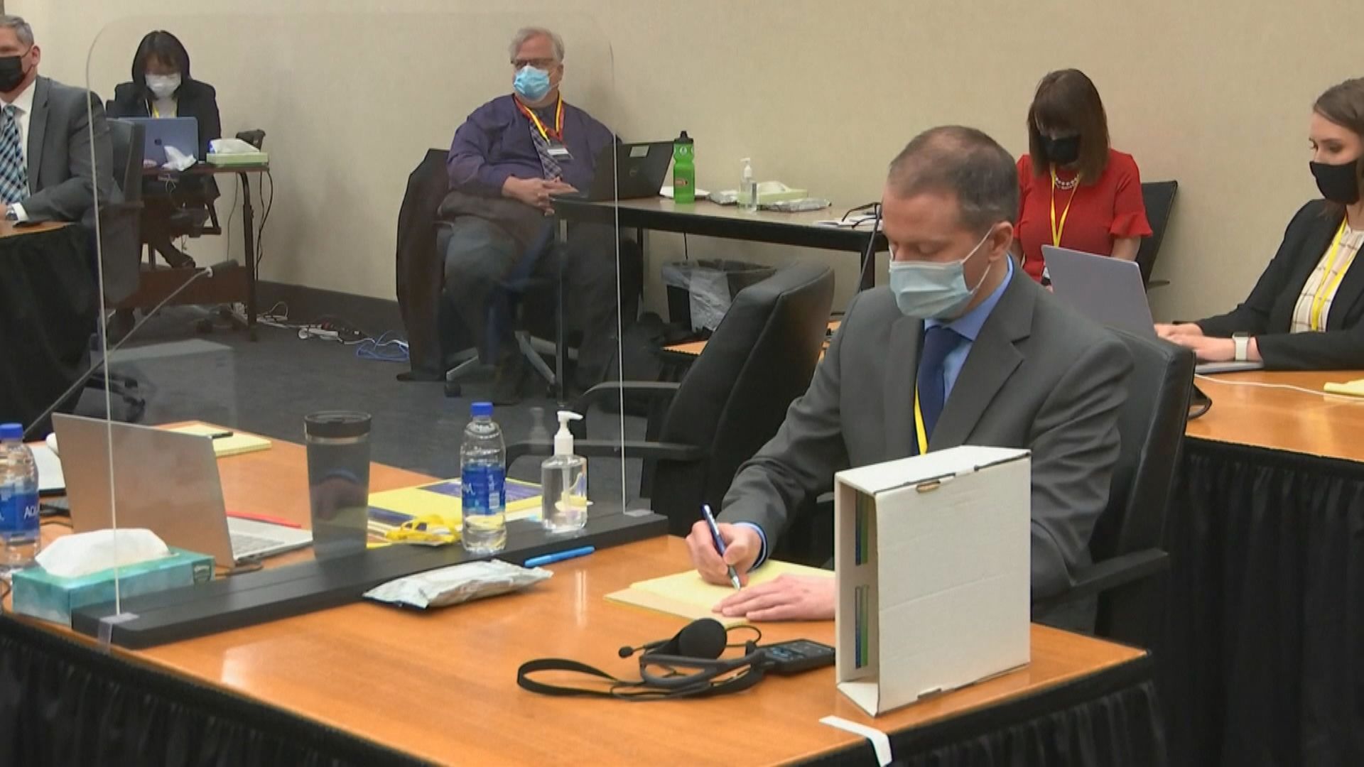 美國黑人被跪頸後死亡案開審　控方展示事發片段