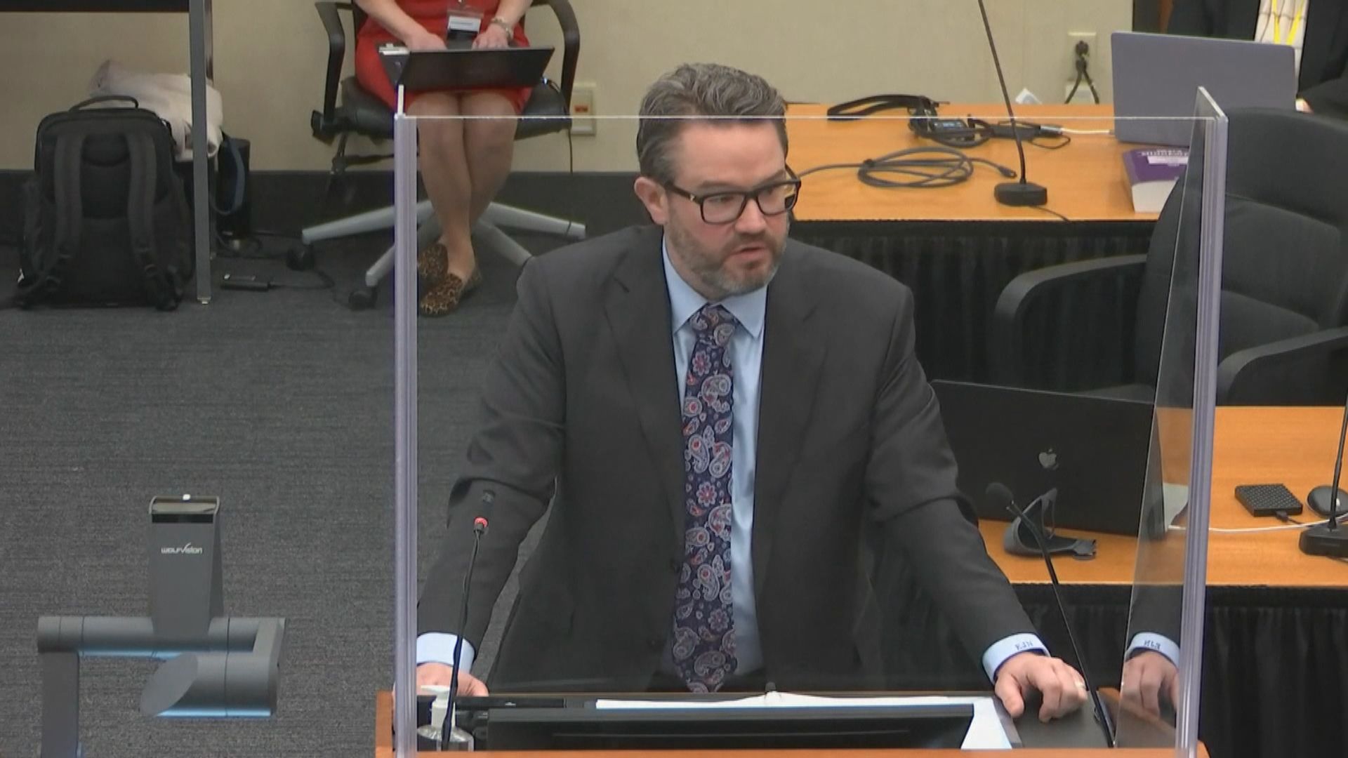 美國黑人男子被壓頸後死亡案開審　辯方強調死於毒品