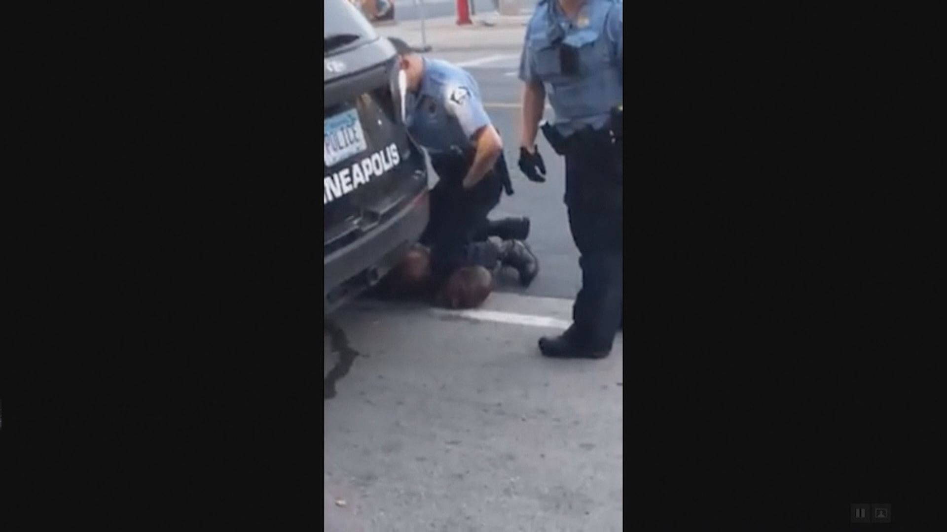 美國黑人弗洛伊德被跪頸後死亡案　陪審團開始退庭商議