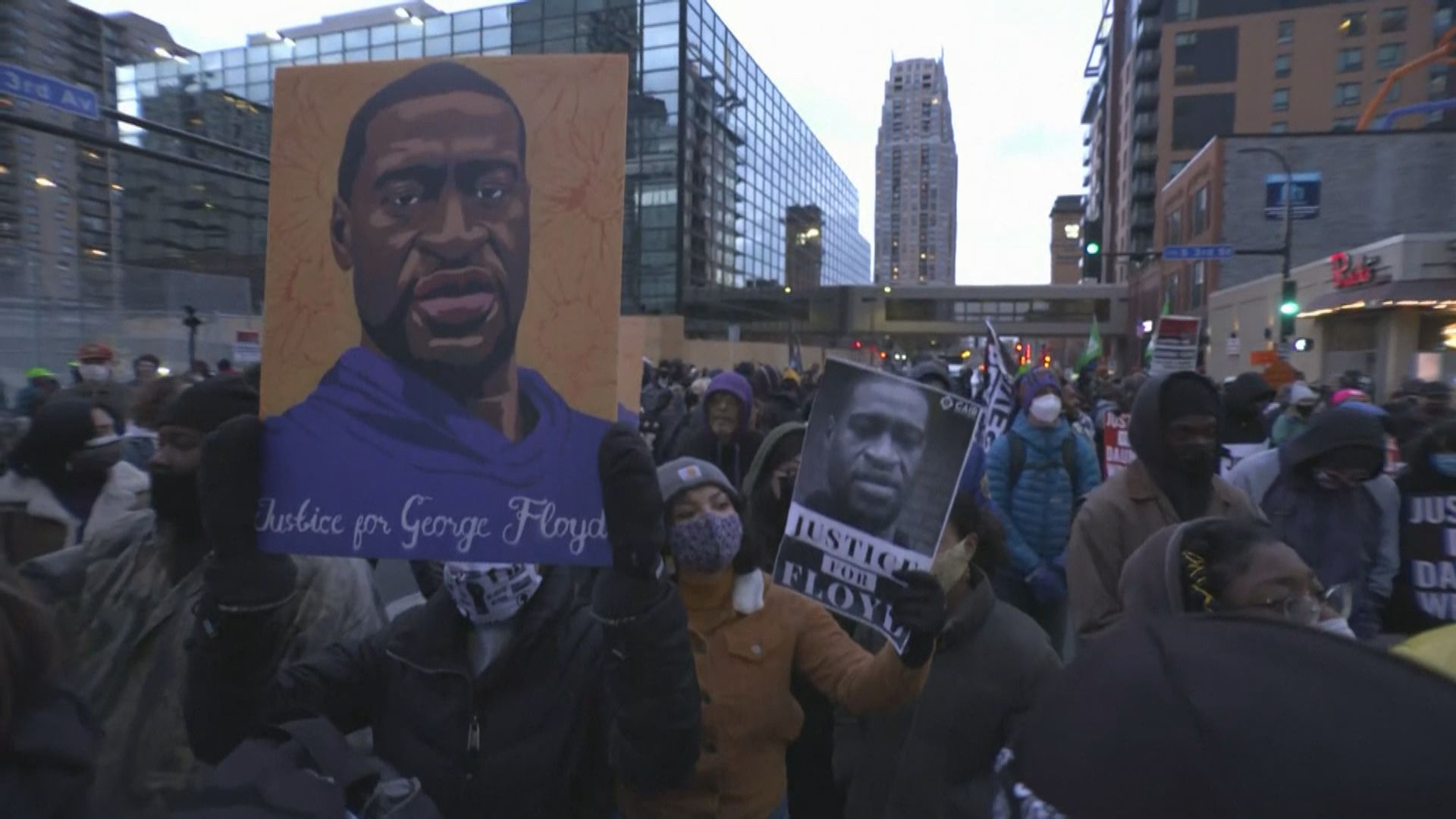 弗洛伊德案陪審團退庭商議　明尼阿波利斯市有民眾上街