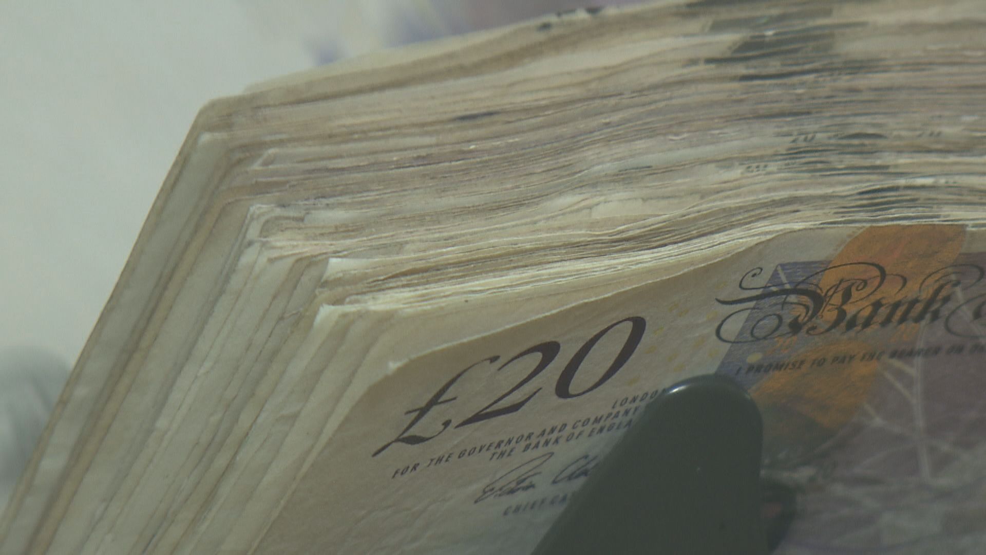 英鎊下挫逾1%　因英國硬脫歐風險重現