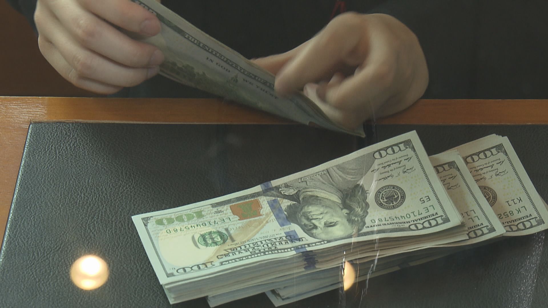 美匯跌穿98見逾六周低位　因押注聯儲局大幅減息