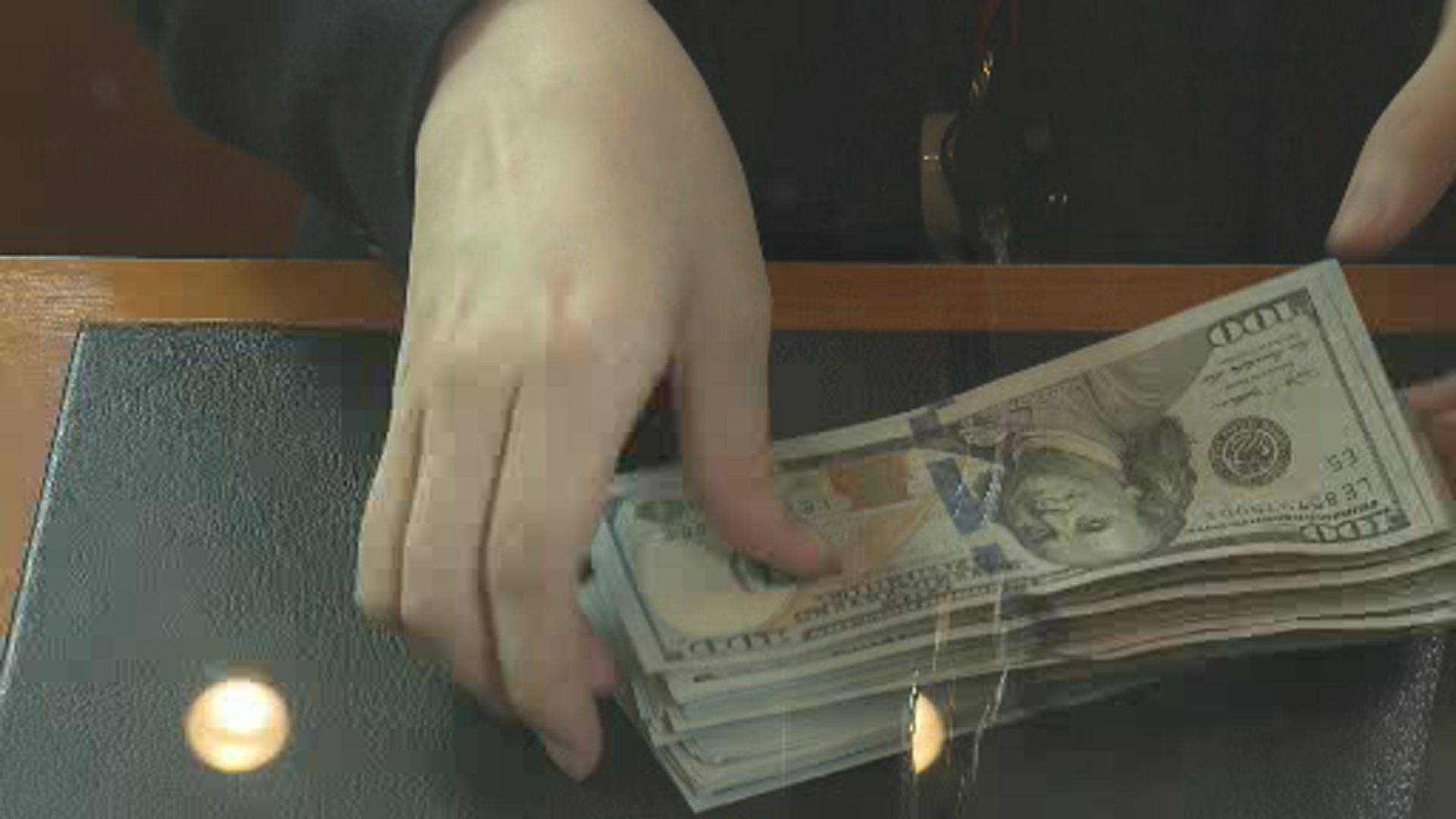 加元曾見一個月高位 因加拿大央行意外加息