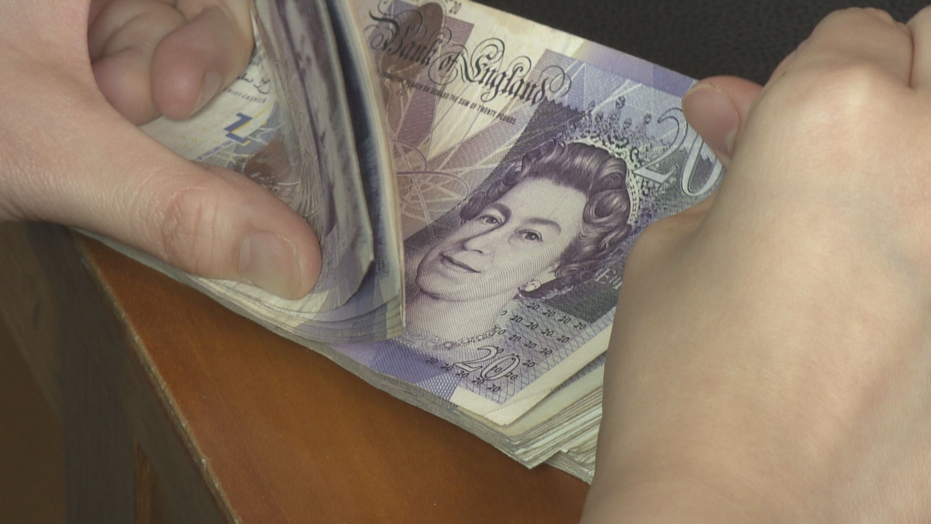 英鎊曾觸及一周低位 因英國上月通脹放緩