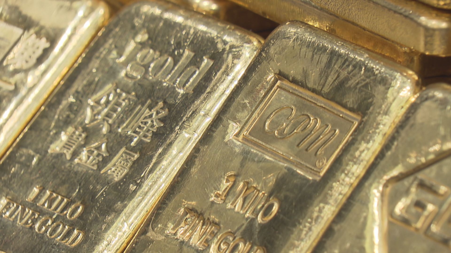 現貨金跌逾3%並再度跌穿每盎司2000美元