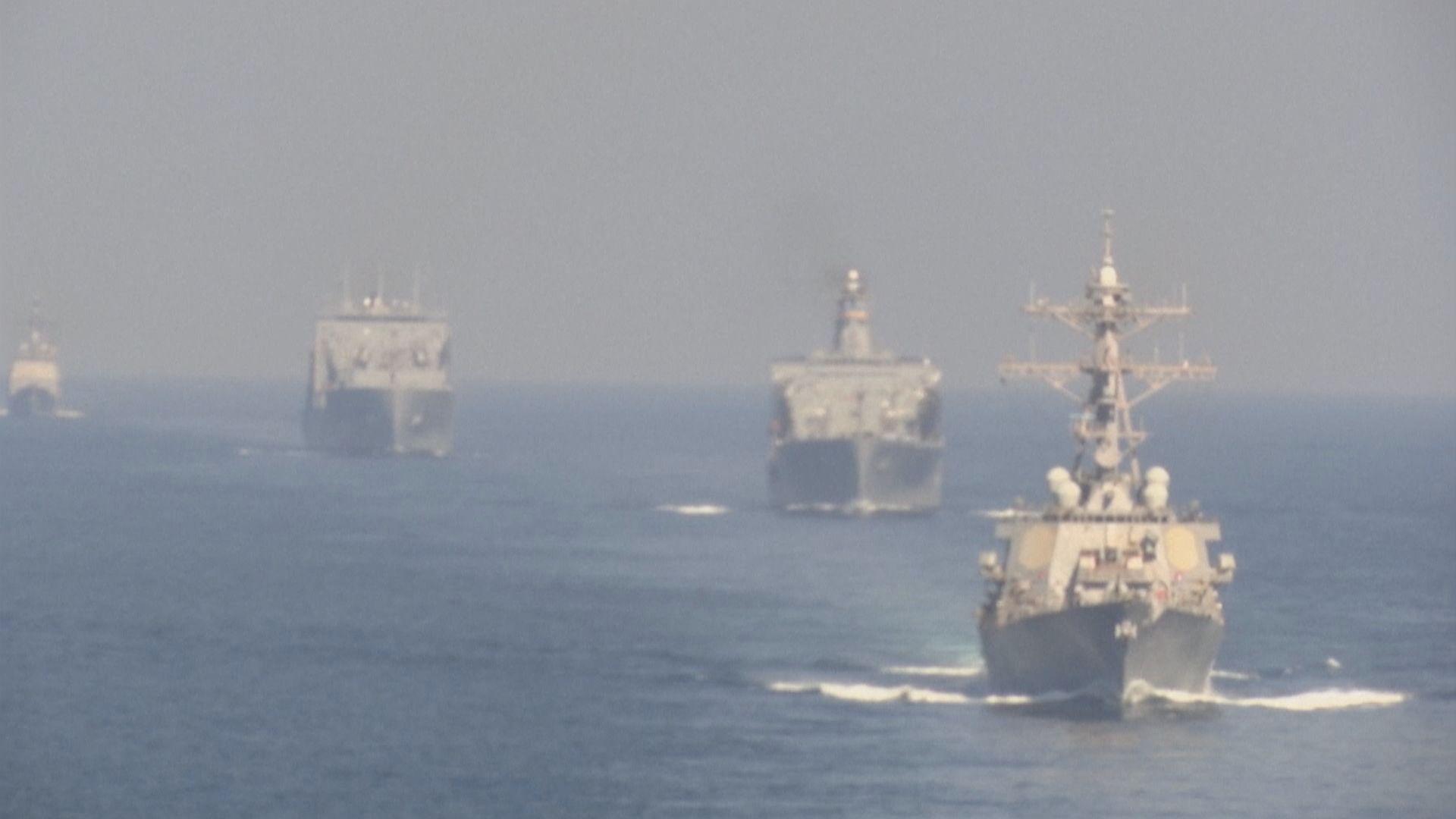 美國核航母通過霍爾木茲海峽駛入波斯灣