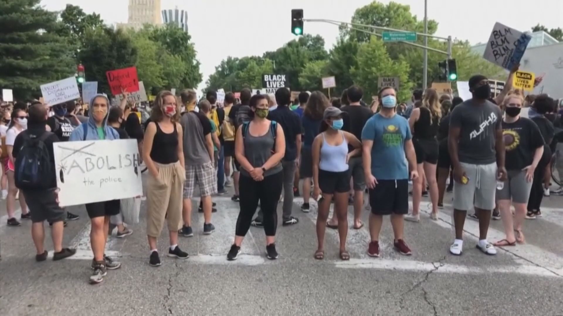 數百人示威抗議聖路易斯夫婦持槍威嚇