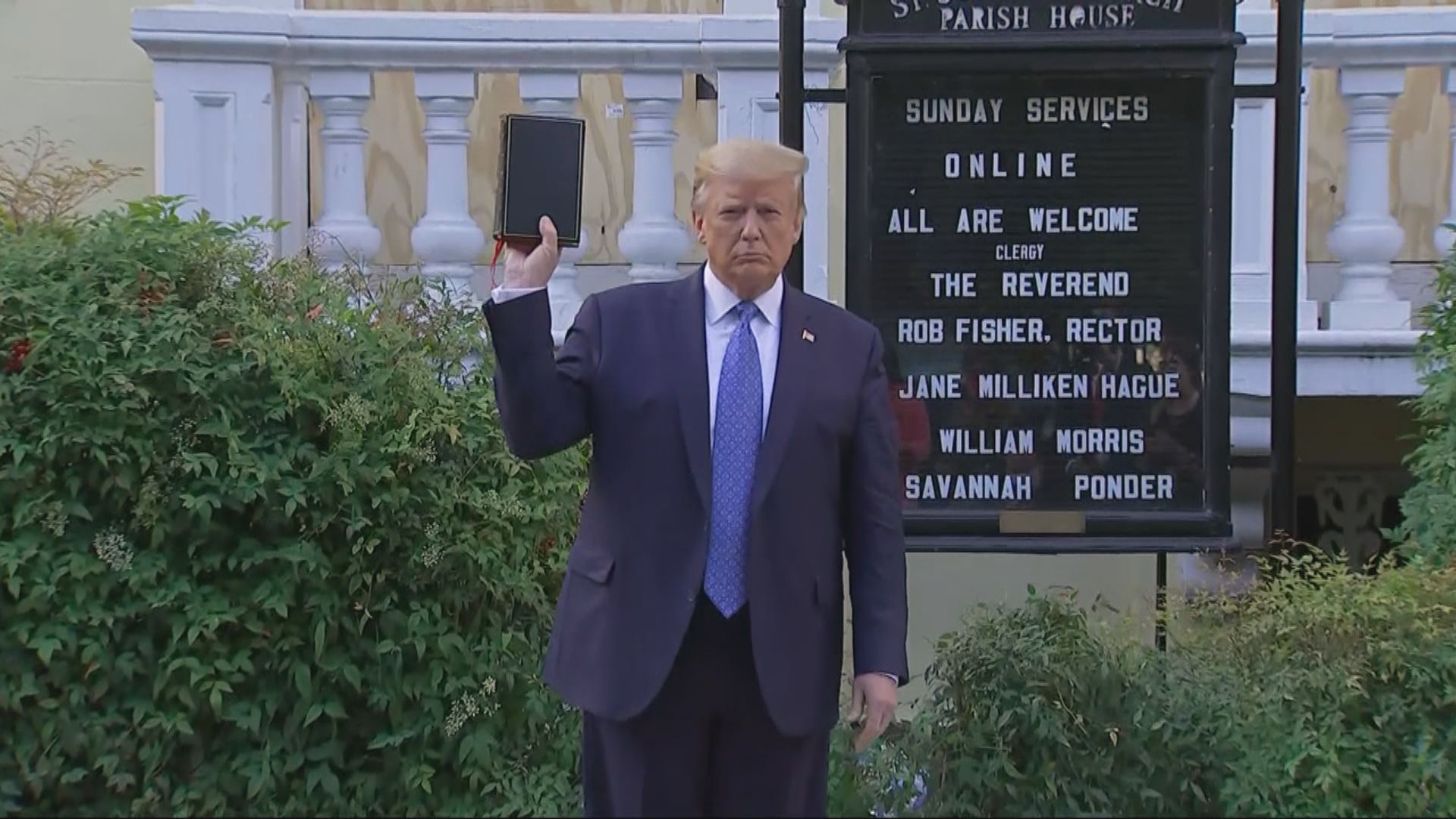 特朗普被批到聖約翰教堂拍照「做騷」