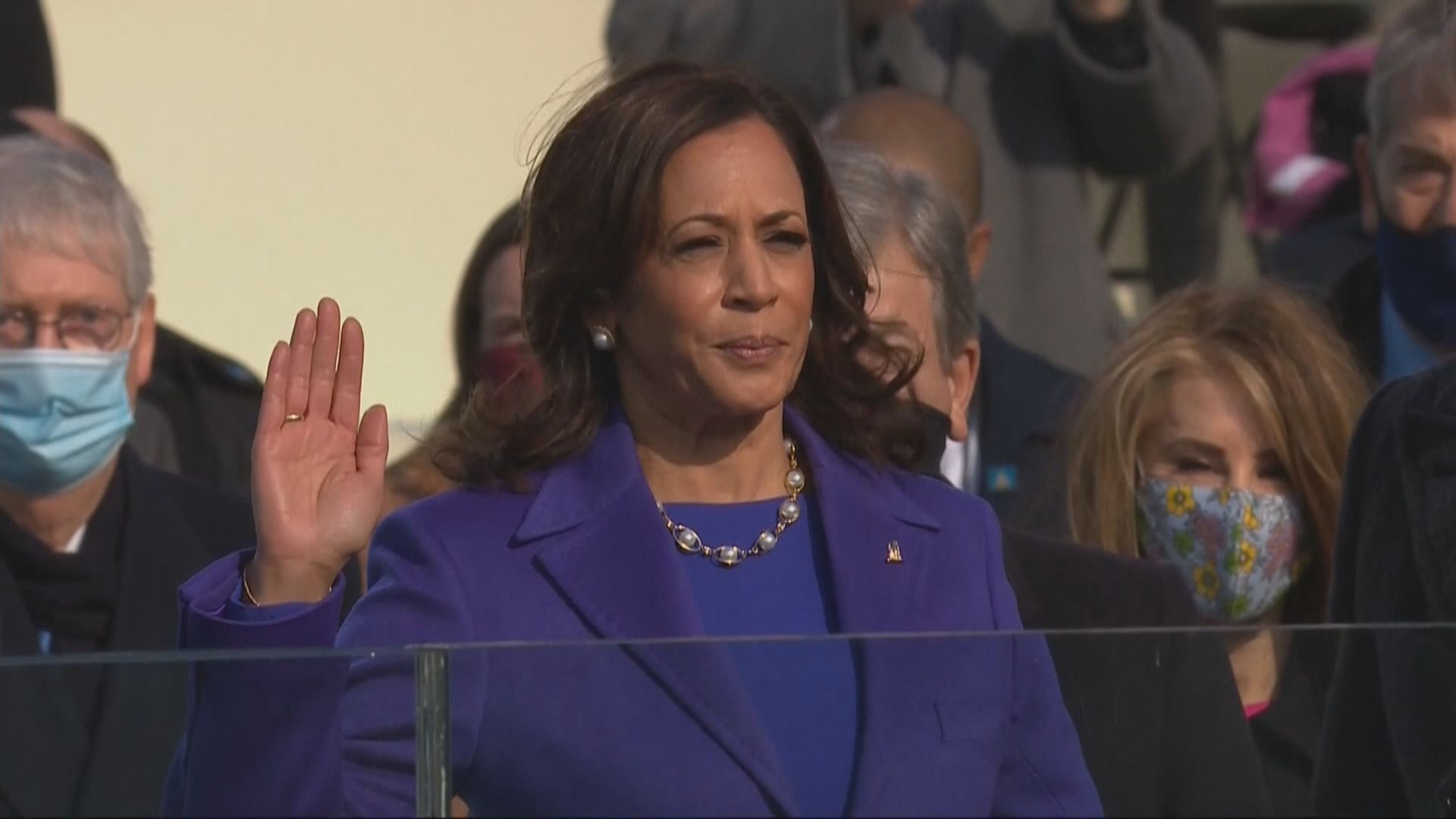 賀錦麗宣誓就任美國副總統