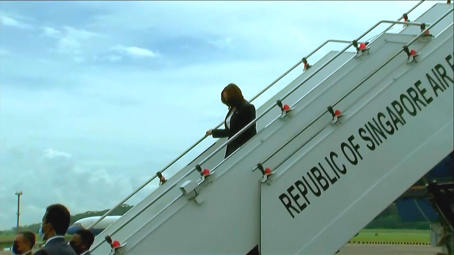 賀錦麗抵達新加坡展開亞洲訪問行程