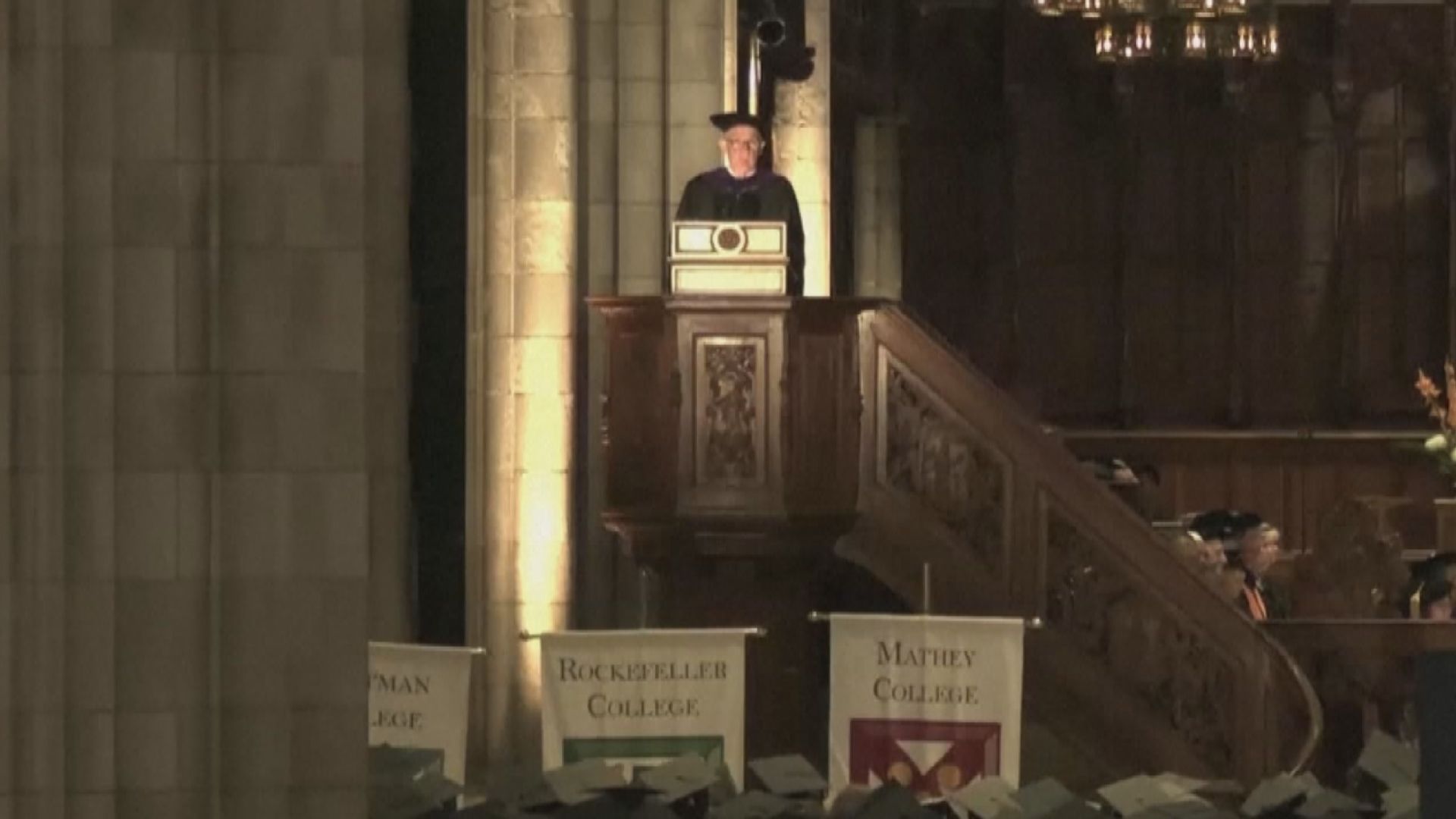 鮑威爾籲學弟學妹不要視大學成功為理所當然　冀他們畢業後維護美國民主