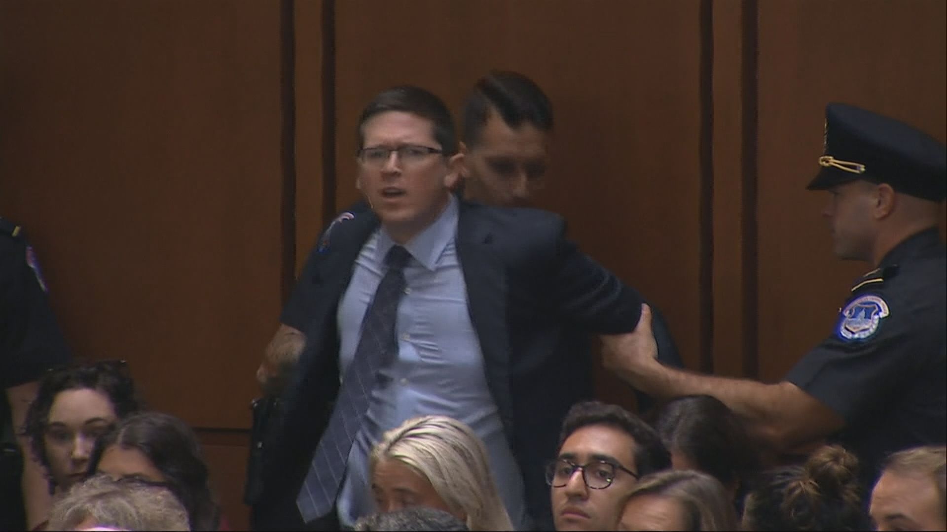 美大法官提名聽證會出現爭吵混亂