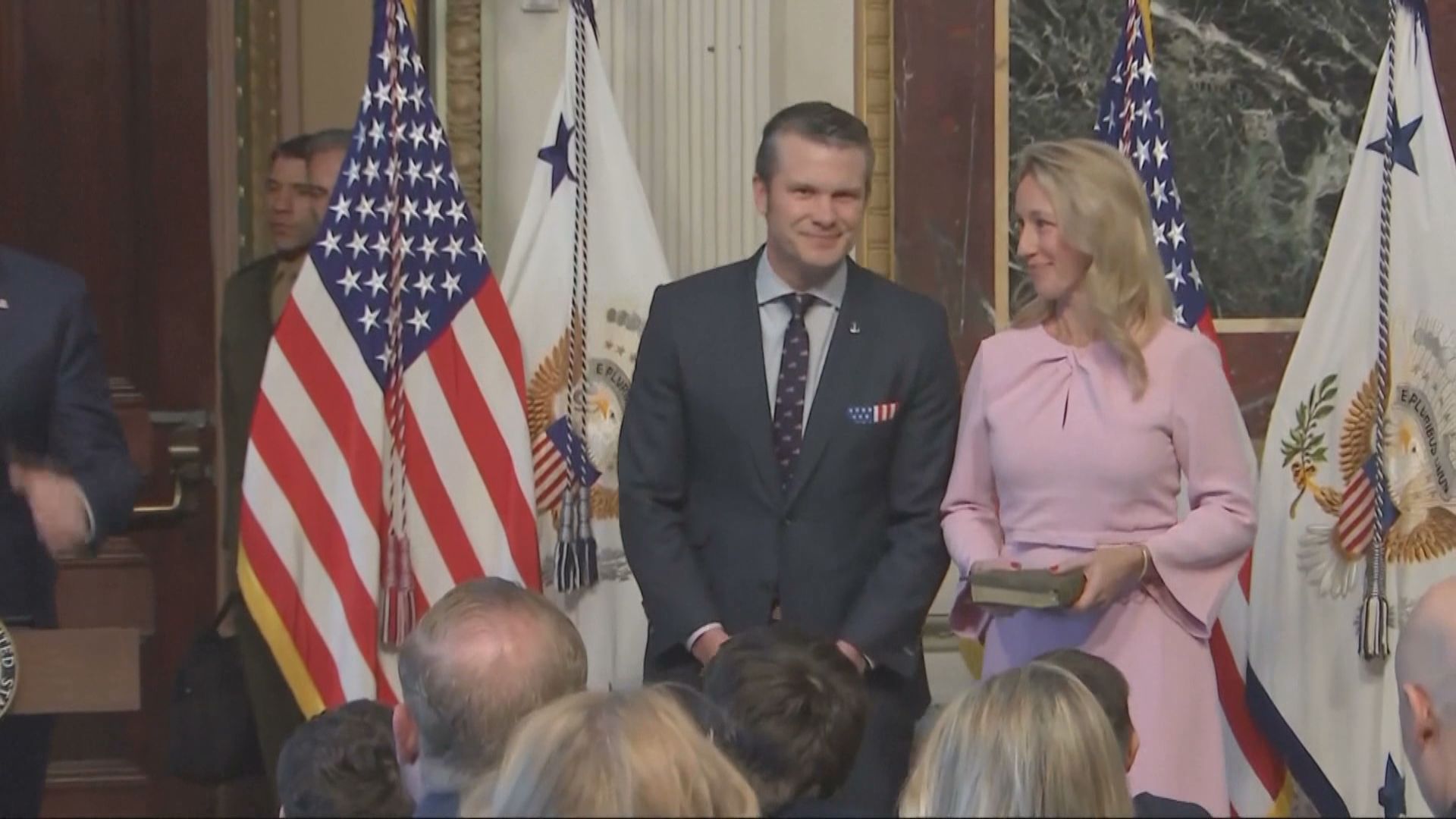 美防長再被揭Signal群組分享軍事行動情報　妻子弟弟均是群組成員