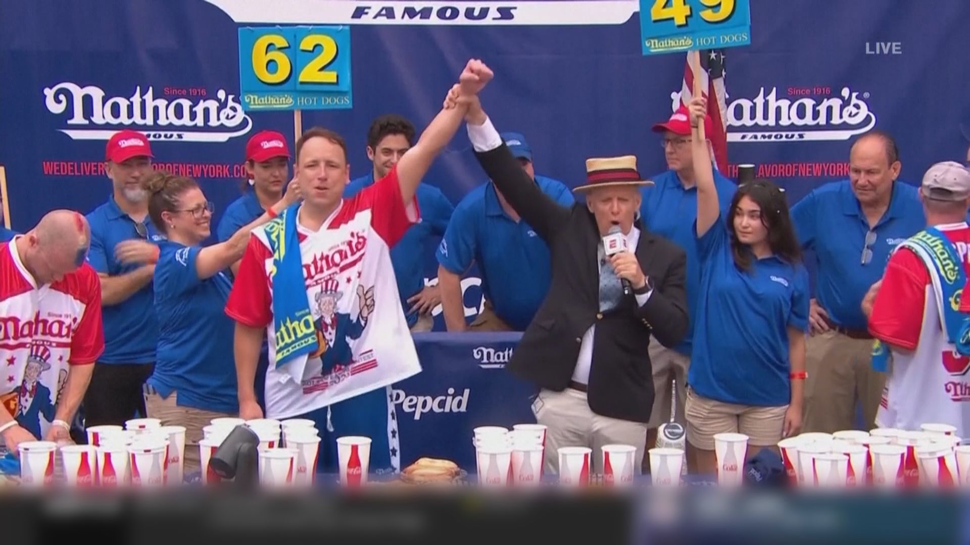 紐約吃熱狗大賽 切斯特納特及須藤美貴成功衛冕