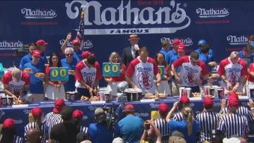 紐約吃熱狗大賽　切斯特納特再次榮膺大胃王