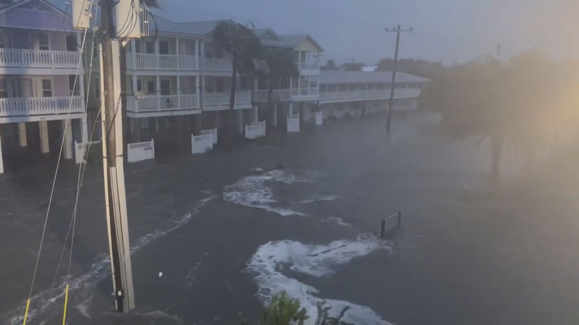 颶風艾達利亞以三級颶風姿態登陸美國佛州