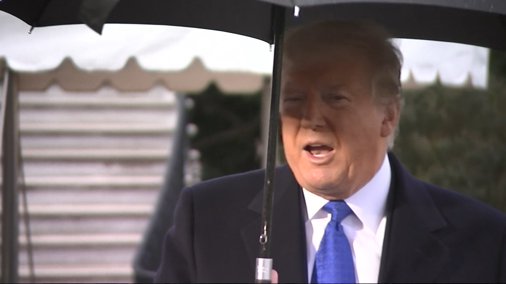 特朗普指控民主黨趁他外訪舉行彈劾聽證