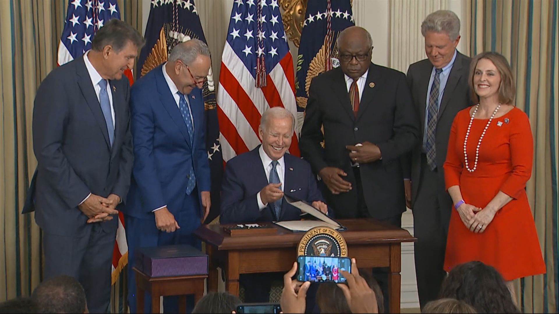 美國總統拜登簽署抗通脹法案