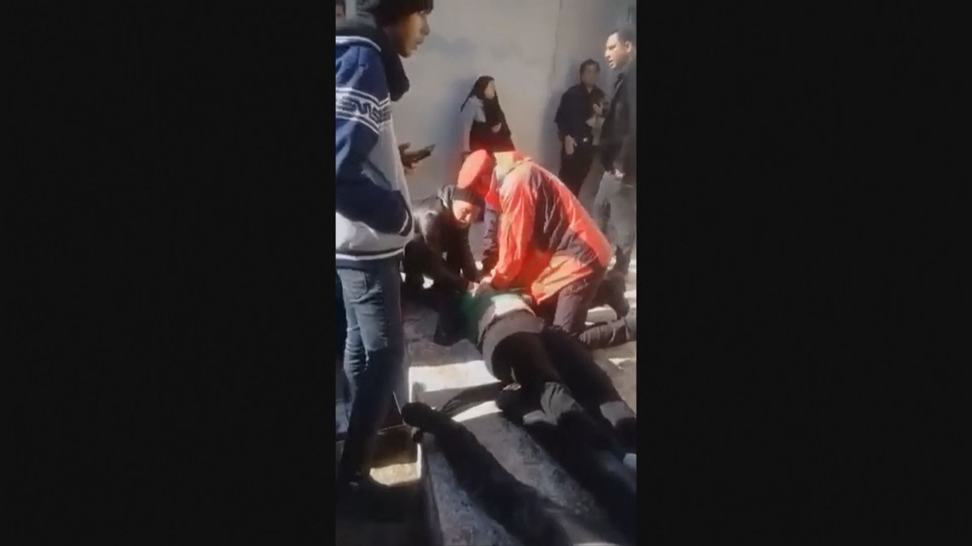 伊朗民眾送別索萊馬尼觸發人踩人　當局推遲葬禮