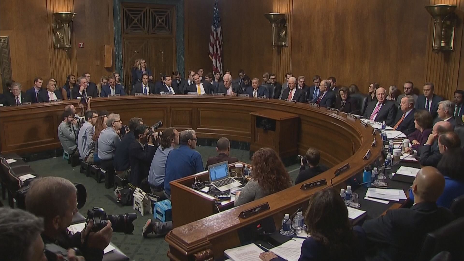 美國參議院委員會會議上有民主黨人離場抗議