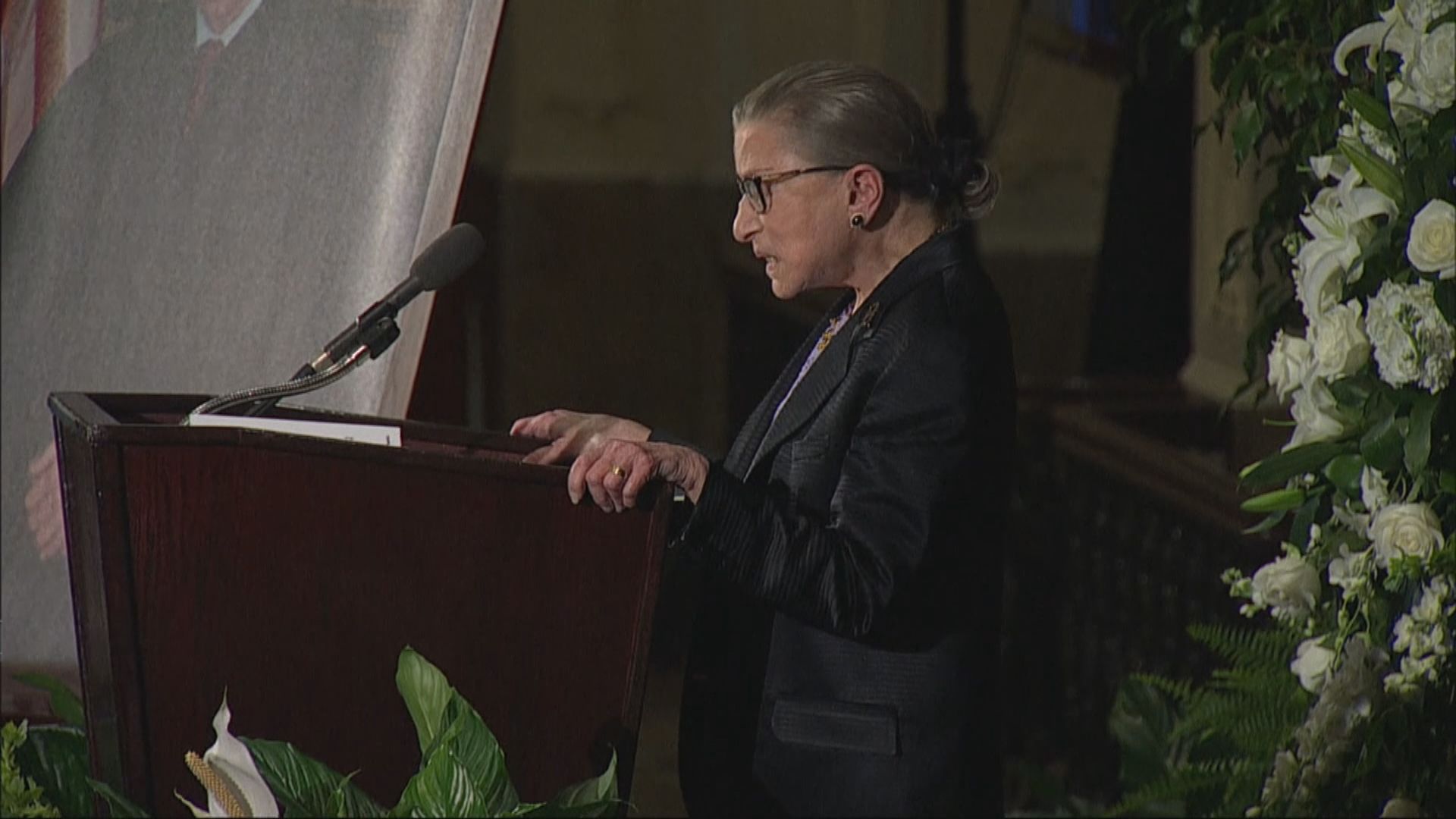 美國自由派大法官金斯伯格骨折入院