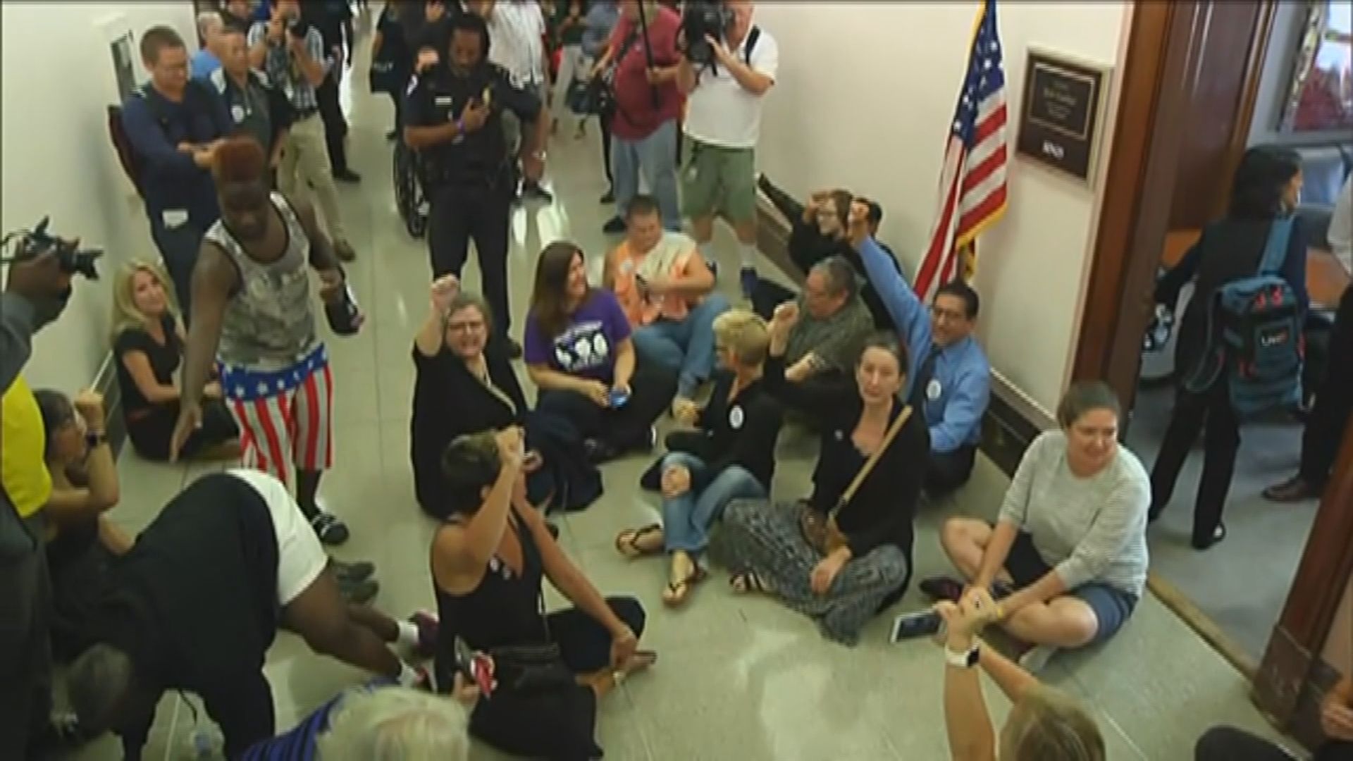 有示威批共和黨處理卡瓦諾涉性侵不公