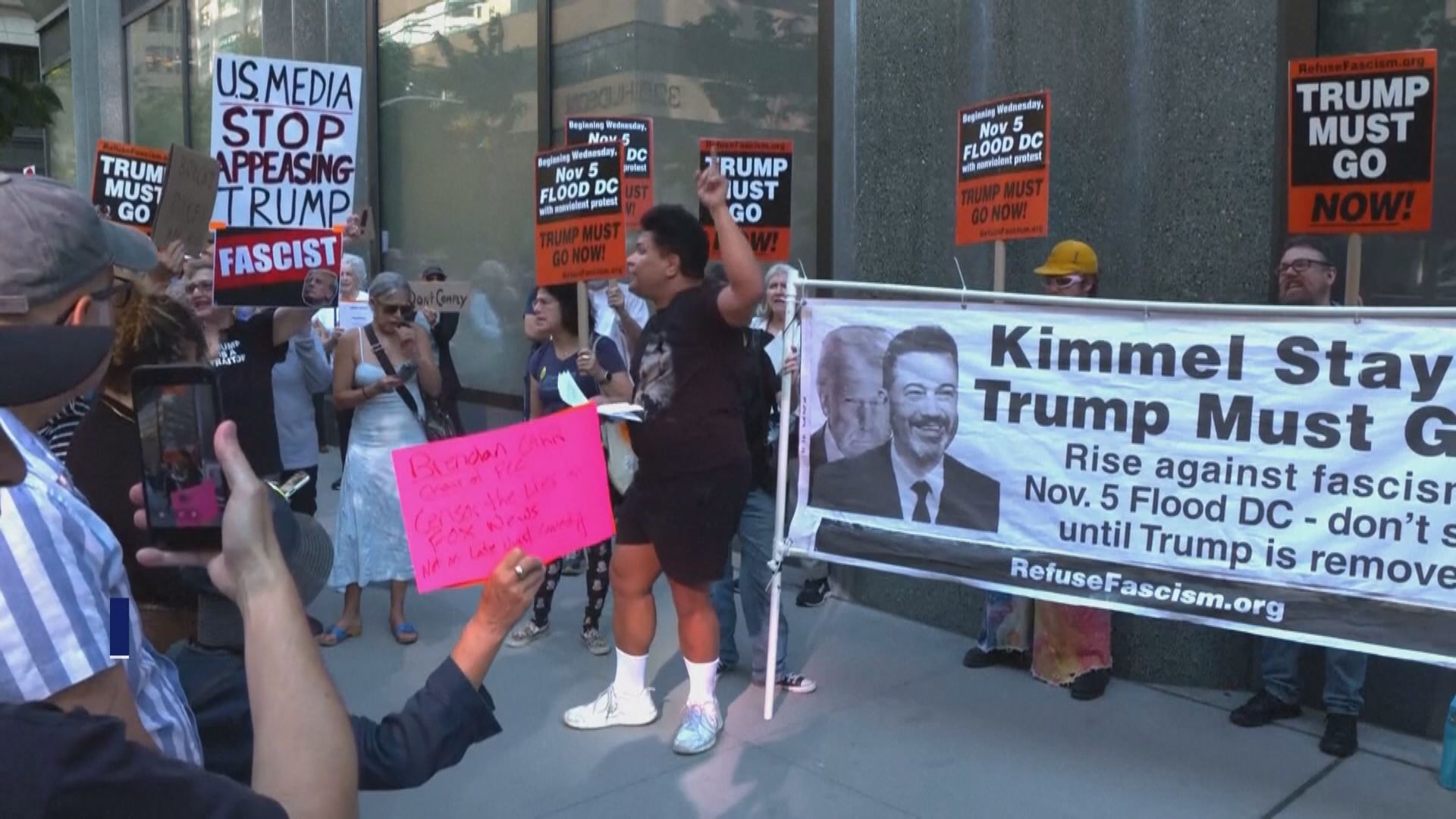 美國廣播公司總部外有示威抗議電視台停播Jimmy Kimmel節目