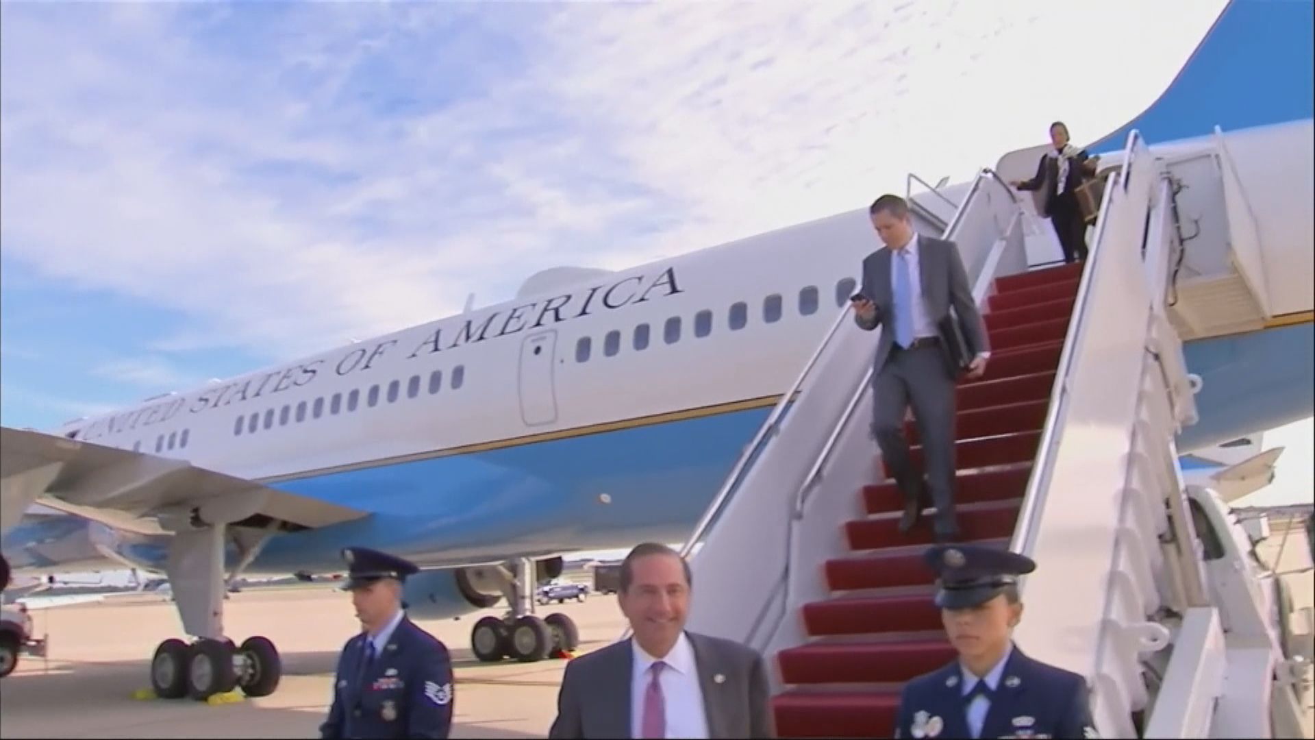 美國第一夫人專機冒煙需折返