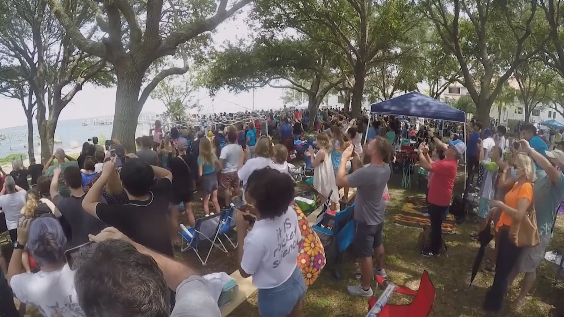 美國大批民眾觀看SpaceX「獵鷹9號」火箭升空