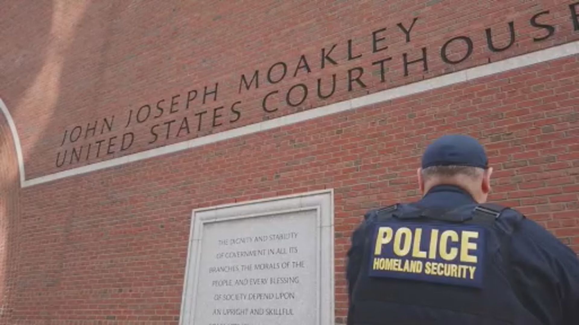 美國機密文件外洩案被告出庭應訊　法官下令還柙