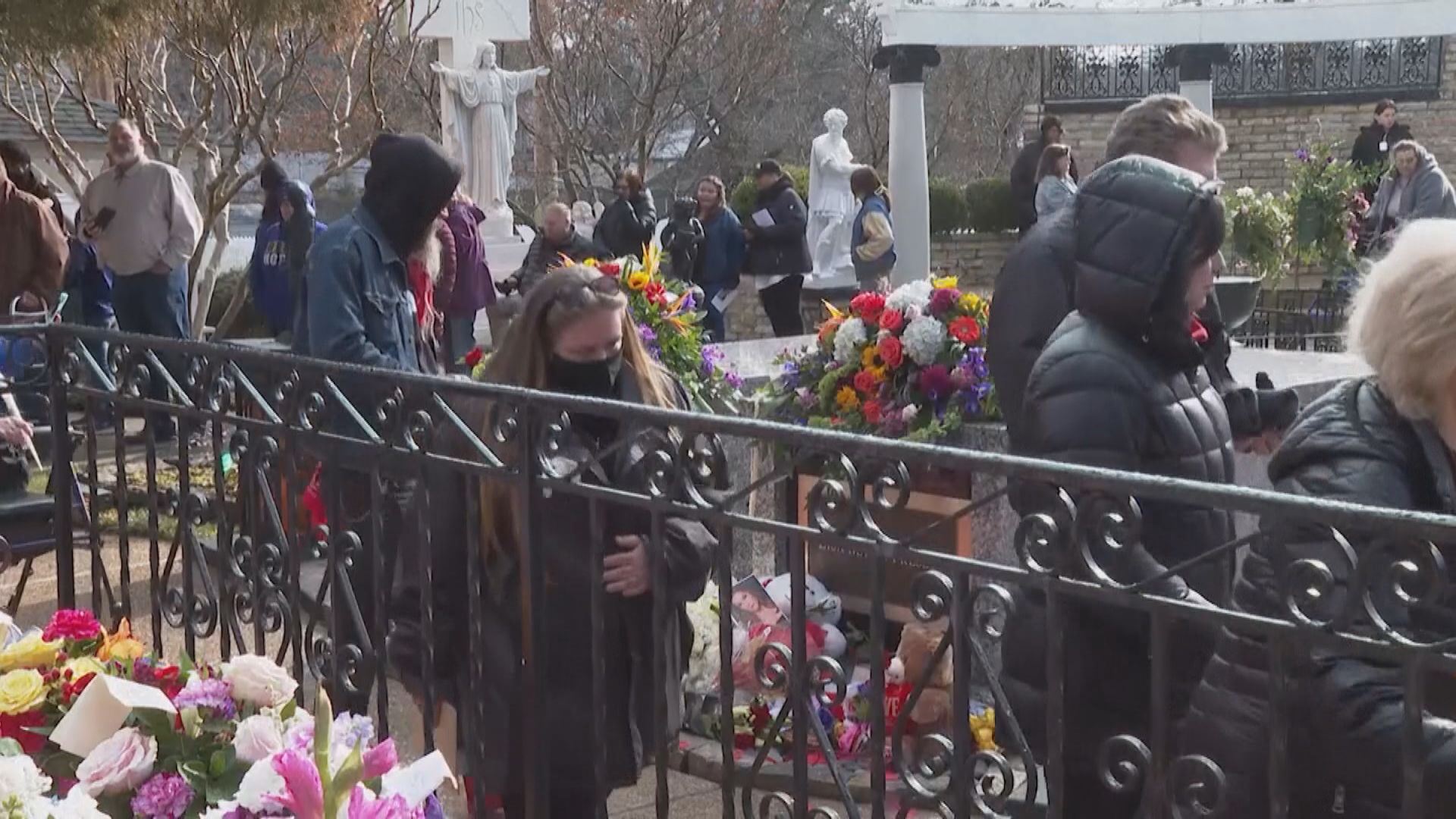 逾千人到貓王故居悼念其女麗莎瑪莉